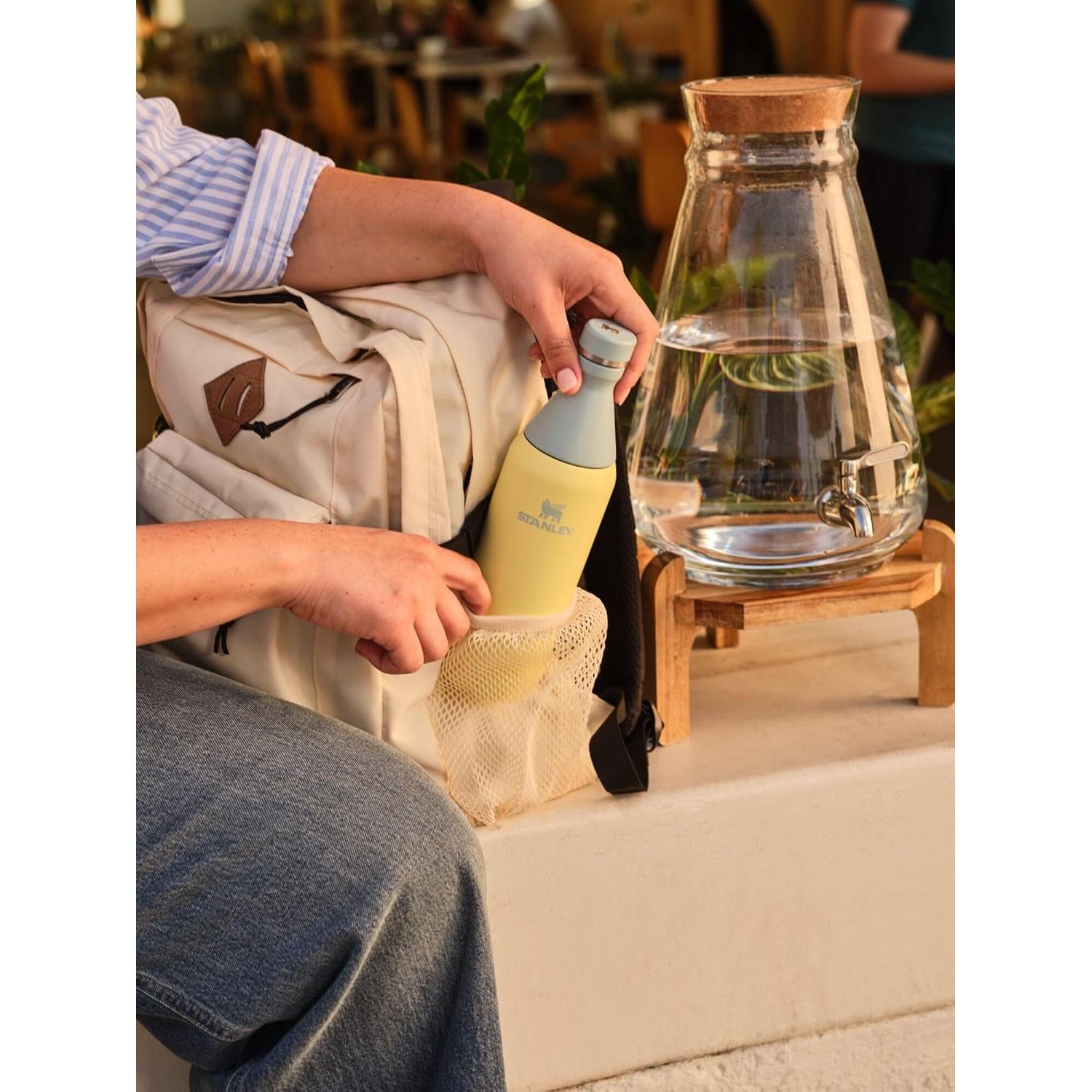 Botella Slim Todo el Día STANLEY 0.59 L Azul Aislada