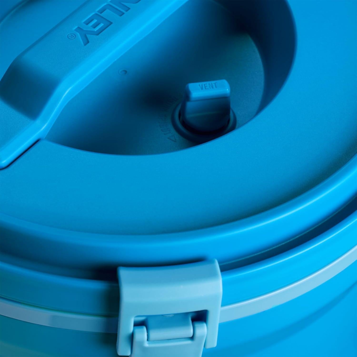 Jarra de Agua STANLEY Aventura 7.57L Azul con Grifo