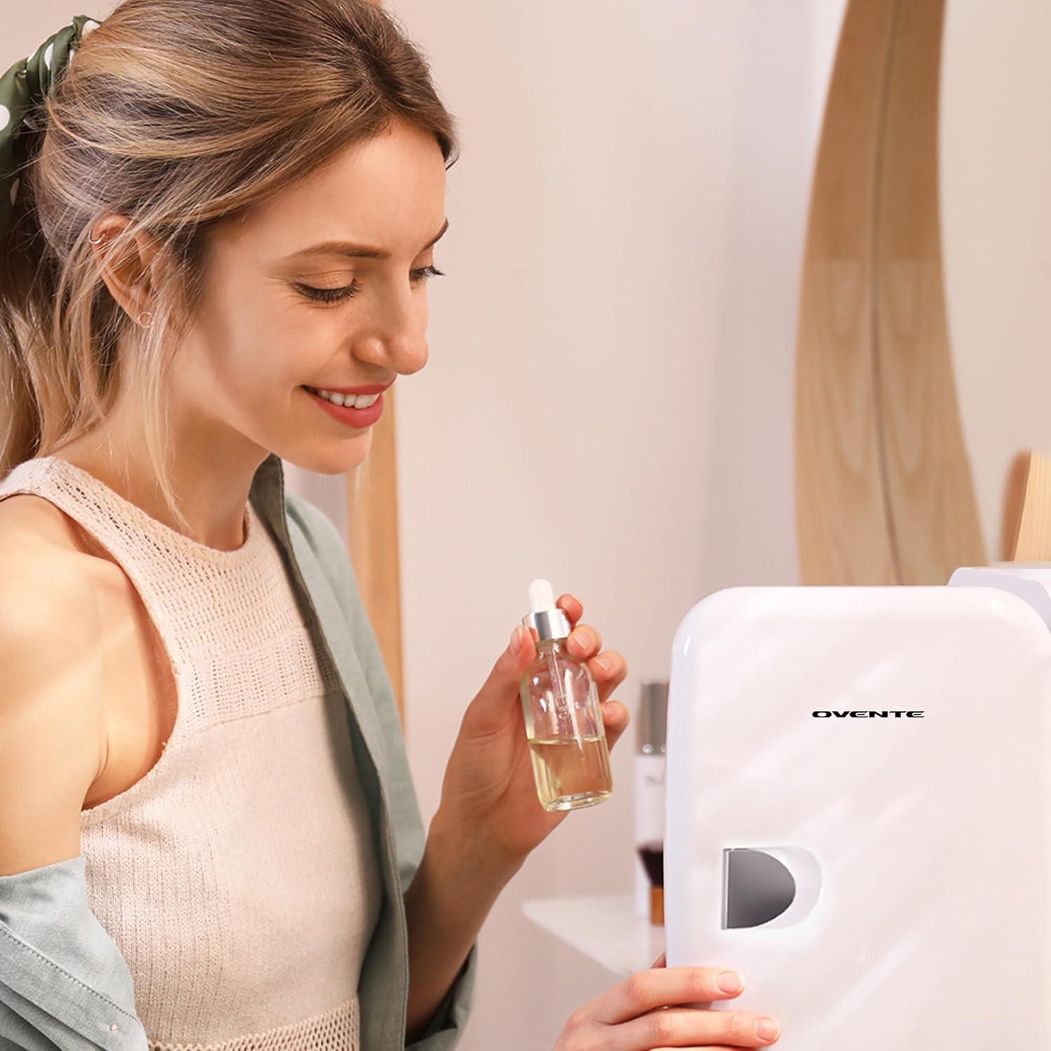 Refrigerador Mini OVENTE RF04W 4L Portátil para Bebidas y Cosméticos