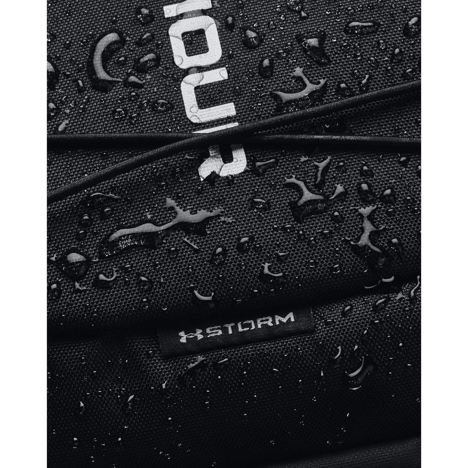 Mochila Deportiva Under Armour Hustle Unisex 26L Negro Plata