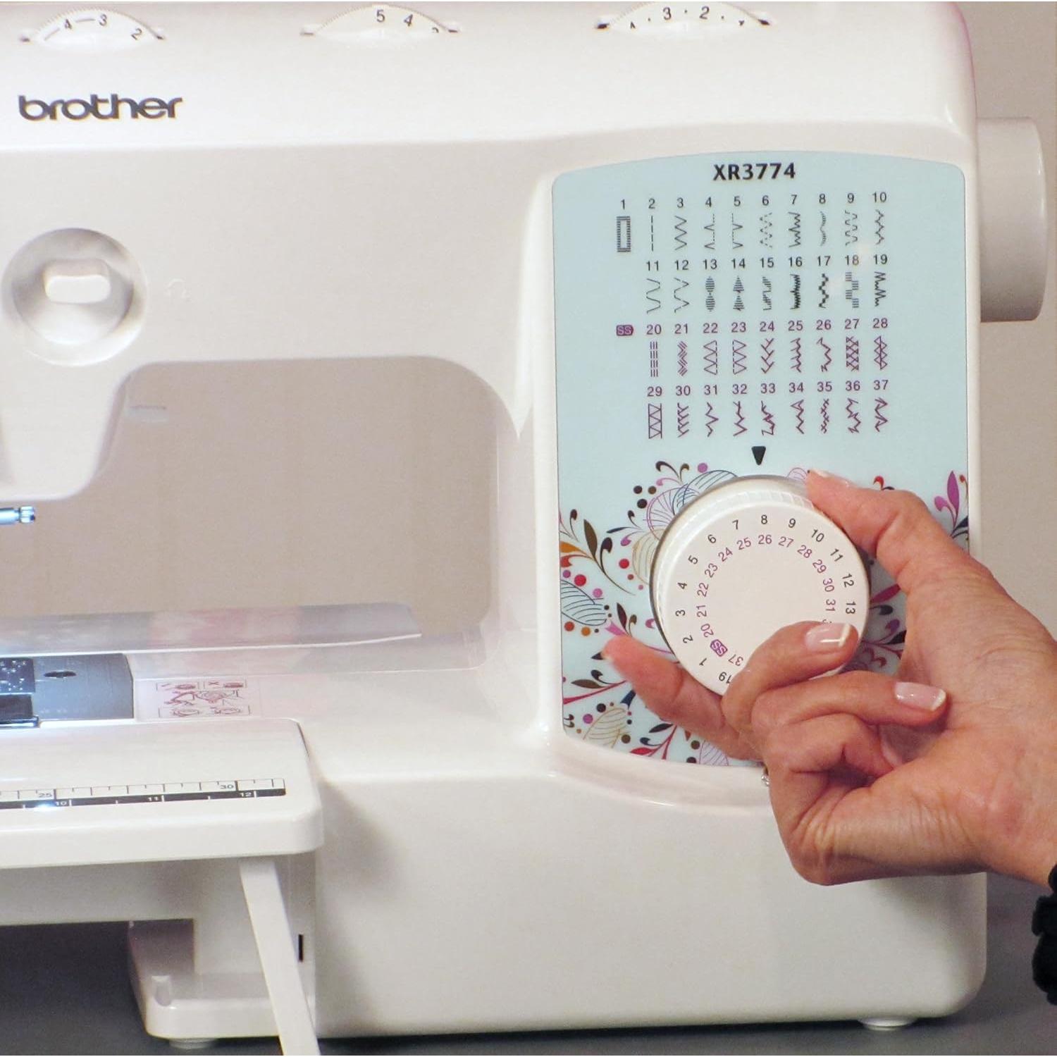 Máquina de Coser y Acolchar Brother XR3774, 37 Puntadas, Mesa Ancha