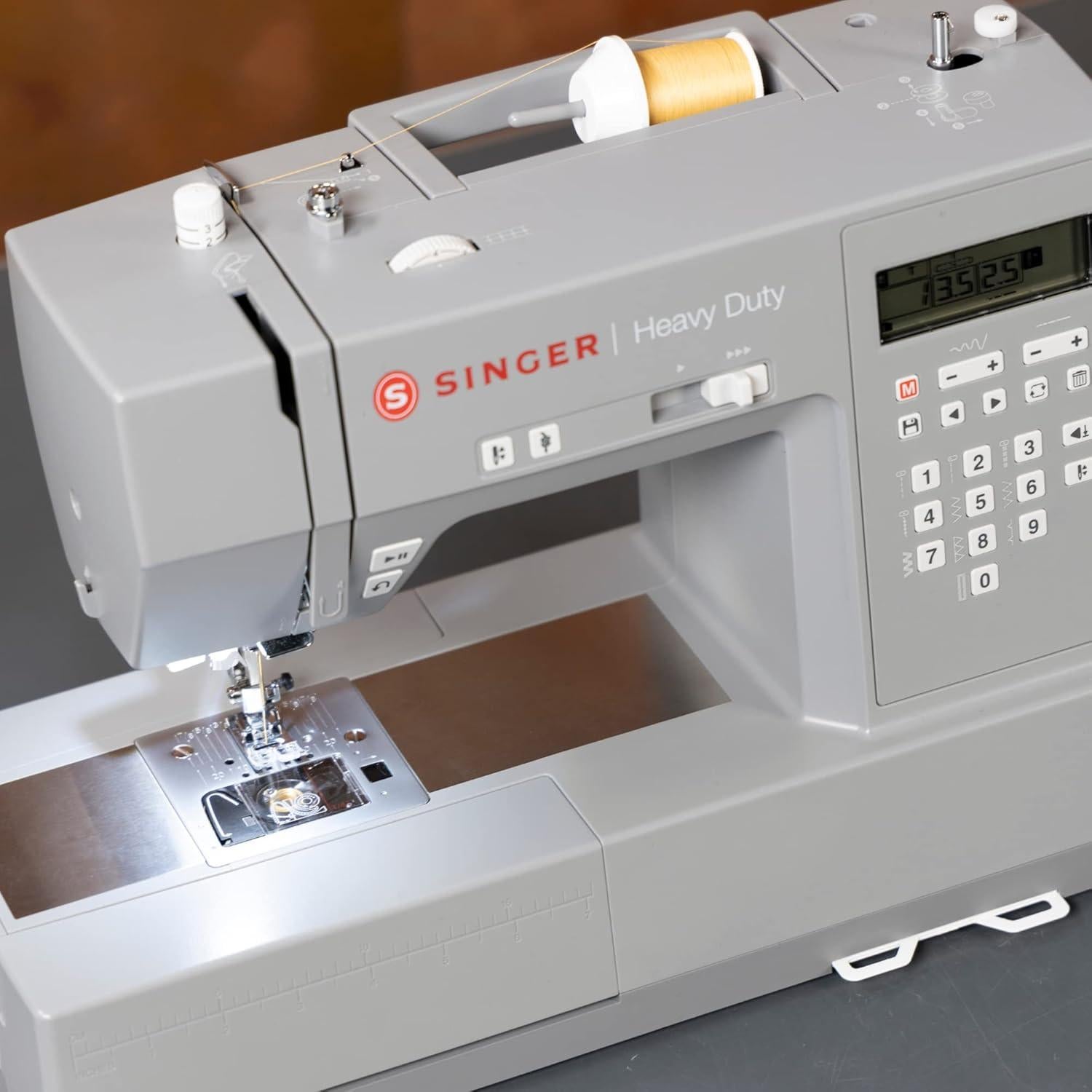 Máquina de Coser SINGER Heavy Duty 6700C - 411 Puntadas, LCD