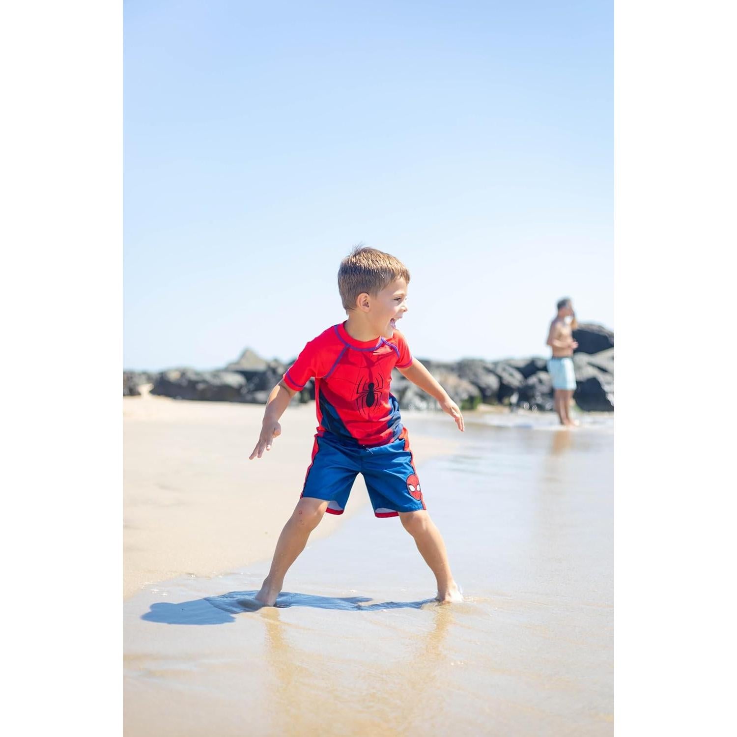 Conjunto de camiseta y bañador Marvel UPF 50+ para niños