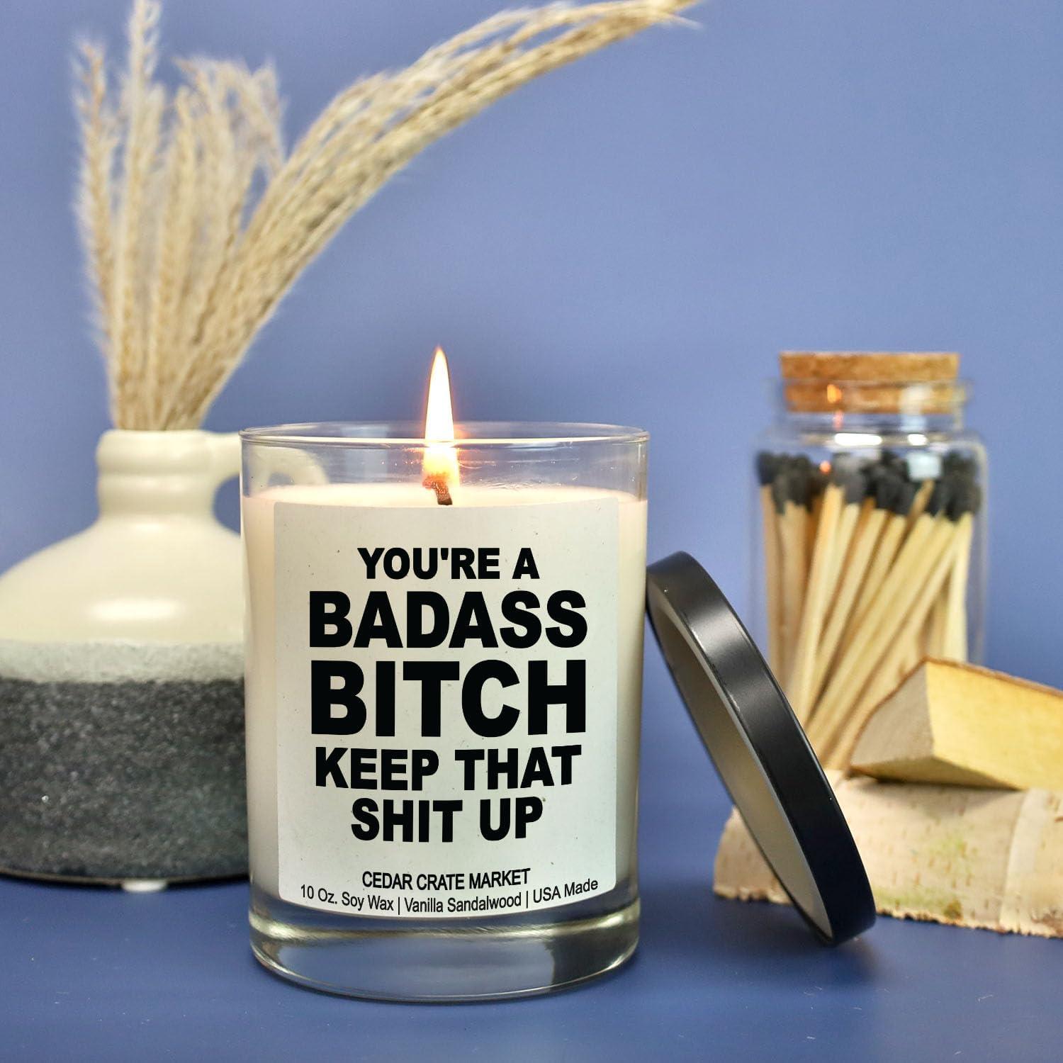 Vela Aromática Cedar Crate Market 10 oz - Eres una Perra Increíble