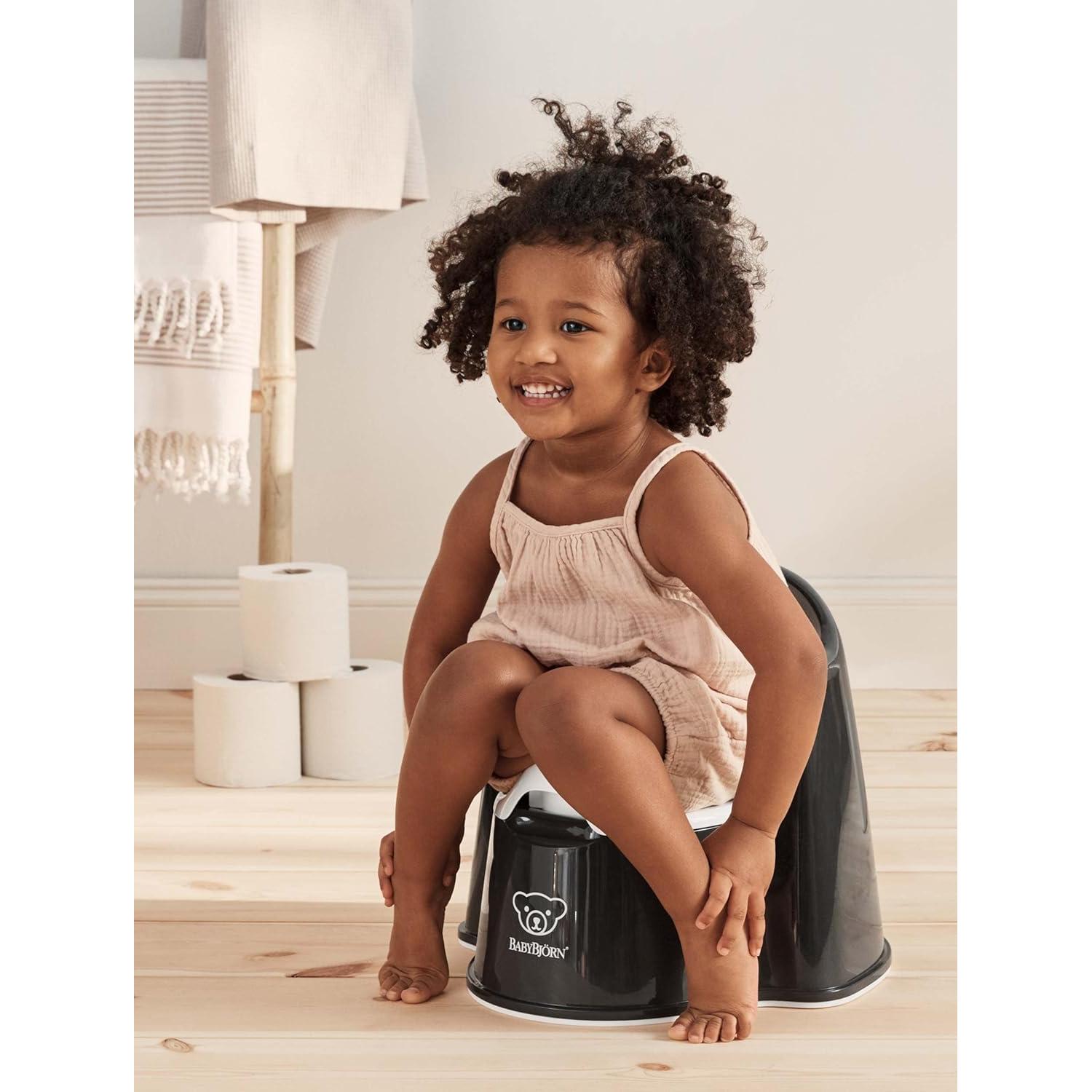 Silla de Orinal BabyBjörn Negro/Blanco, Antideslizante y Fácil de Limpiar