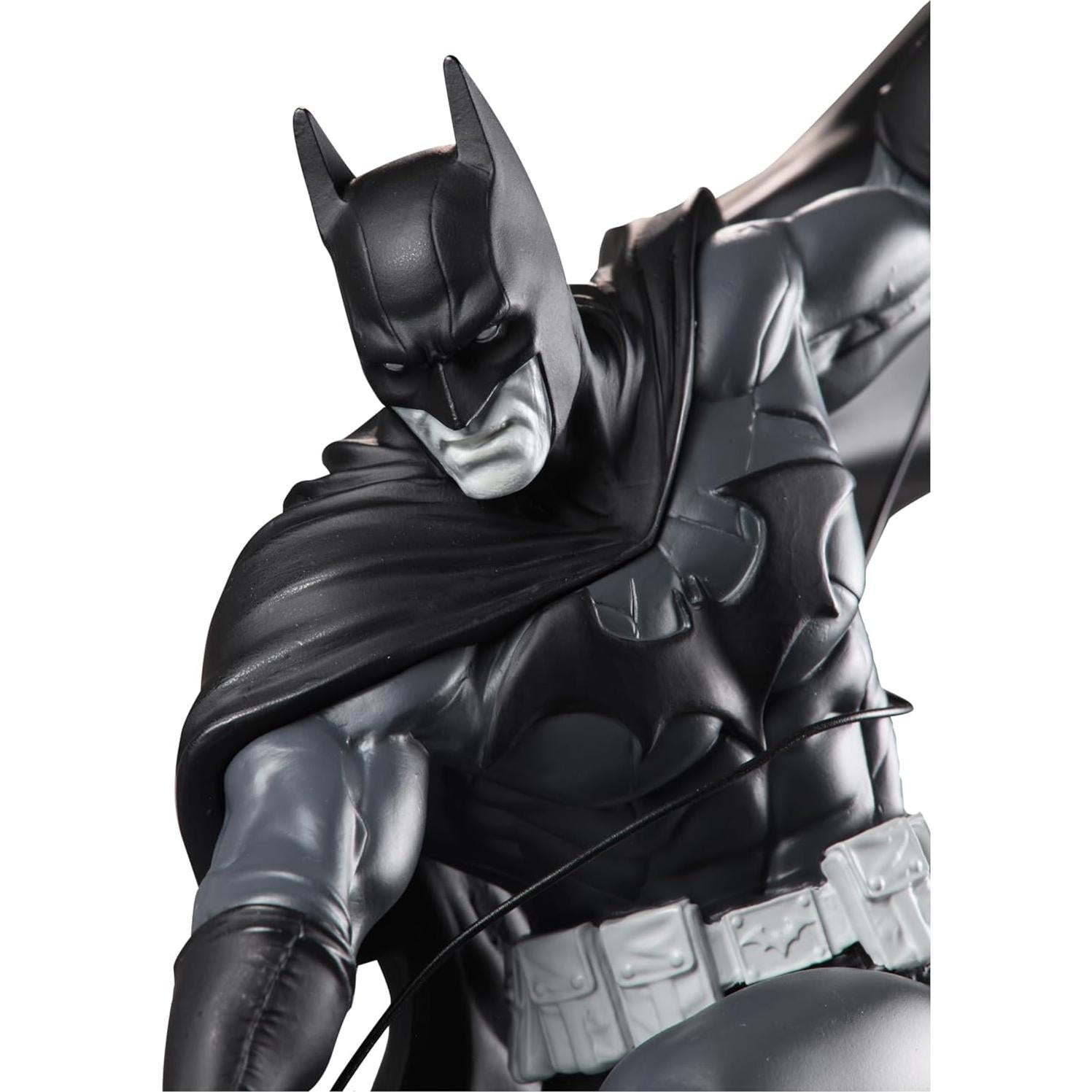 Estatua Batman Negro y Blanco McFarlane Toys 24.9 cm Ed. Limitada