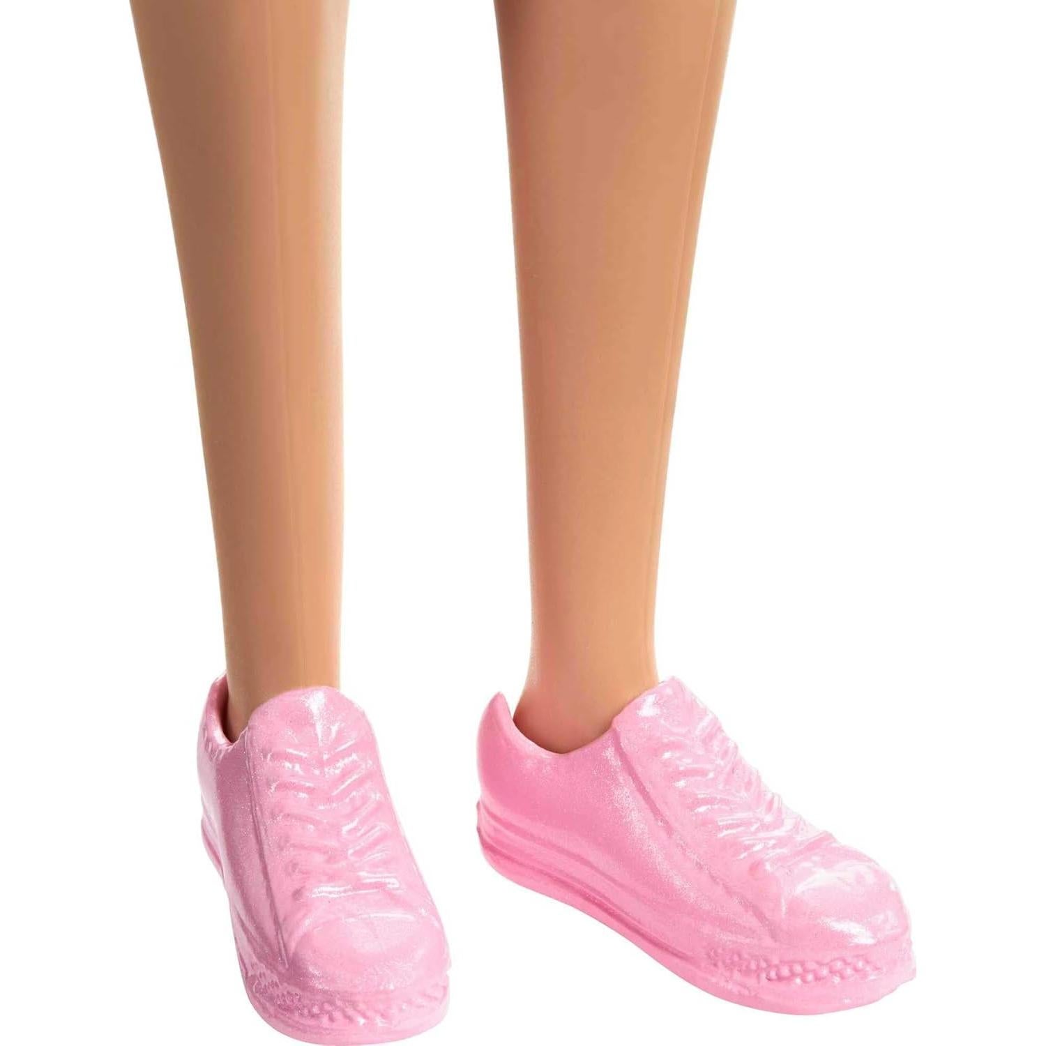 Muñeca Barbie Malibu con Camiseta Arcoíris y Falda de Mezclilla