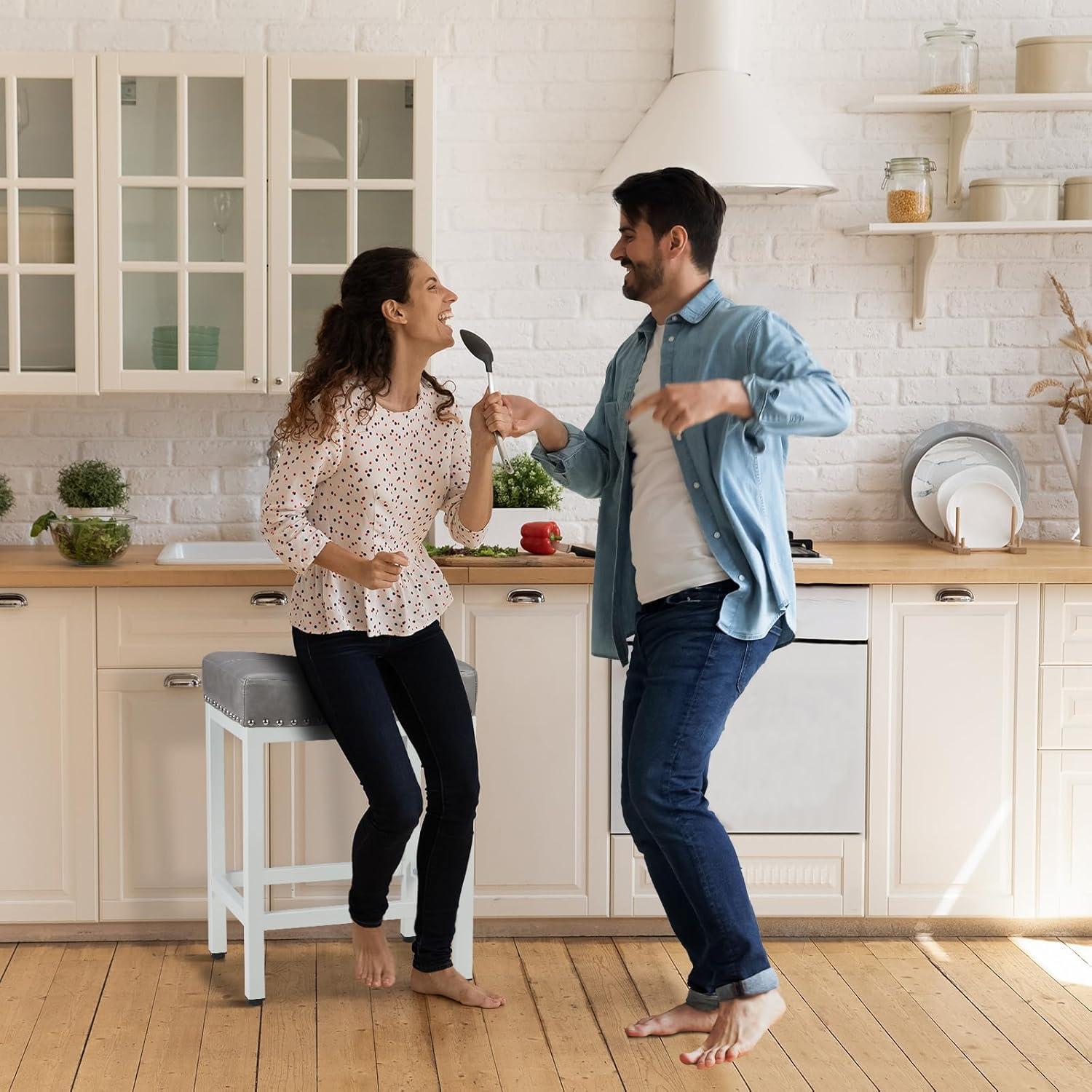 Conjunto de 4 Taburetes de Bar Sweetcrispy 57 cm Gris PU