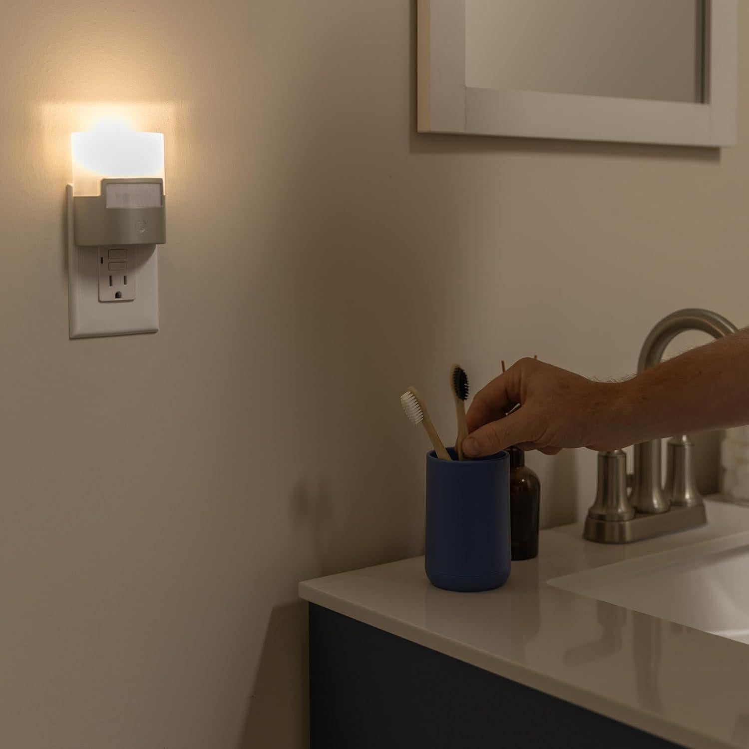 Luz Nocturna LED GE con Sensor de Movimiento 40 Lúmenes Plata 2 Paquete