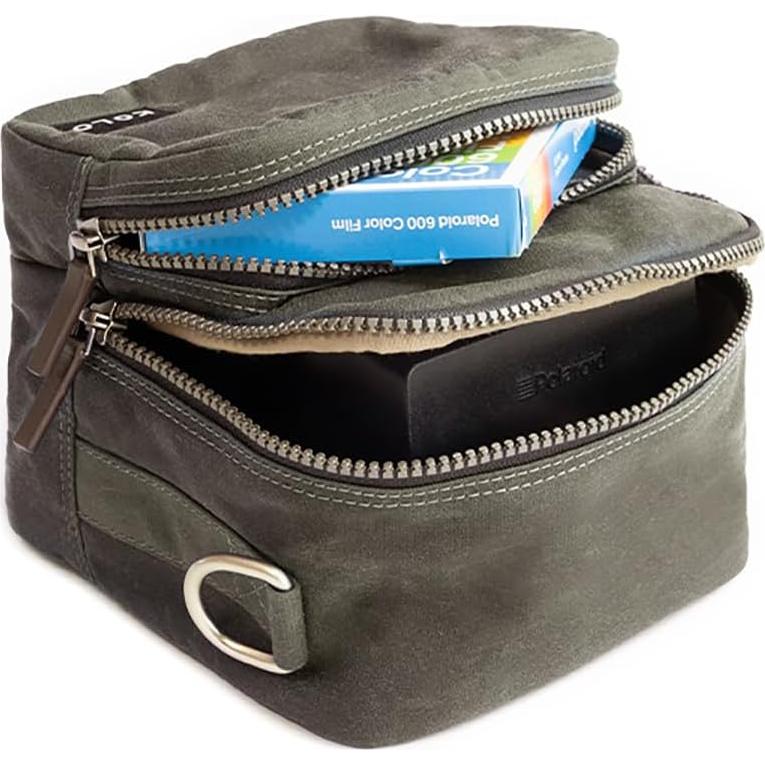 Bolsa de cámara Kolo Carson Salvia para Polaroid, 17.78x15.24x13.97 cm