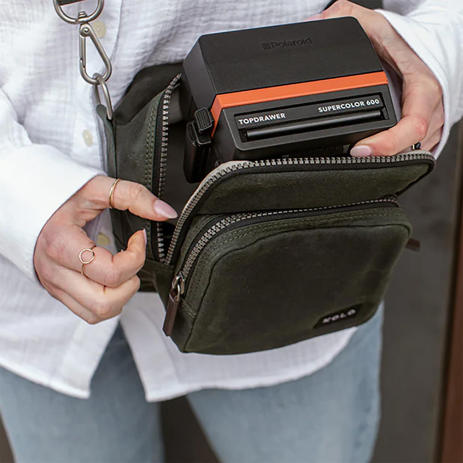 Bolsa de cámara Kolo Carson Salvia para Polaroid, 17.78x15.24x13.97 cm