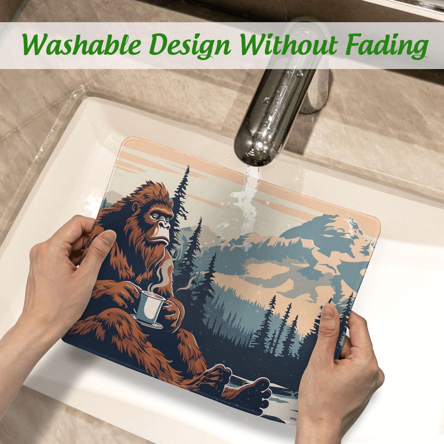 Alfombrilla de Ratón Ghatobty Sasquatch en el Bosque 24.1x20.3 cm