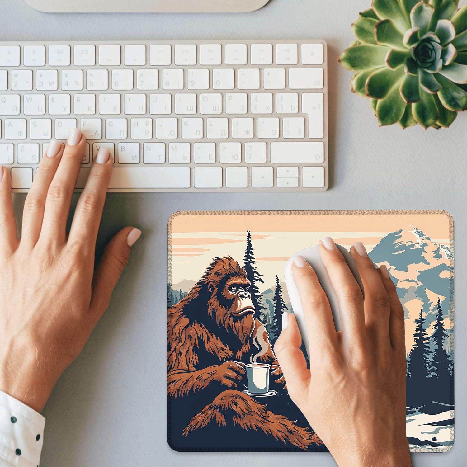 Alfombrilla de Ratón Ghatobty Sasquatch en el Bosque 24.1x20.3 cm