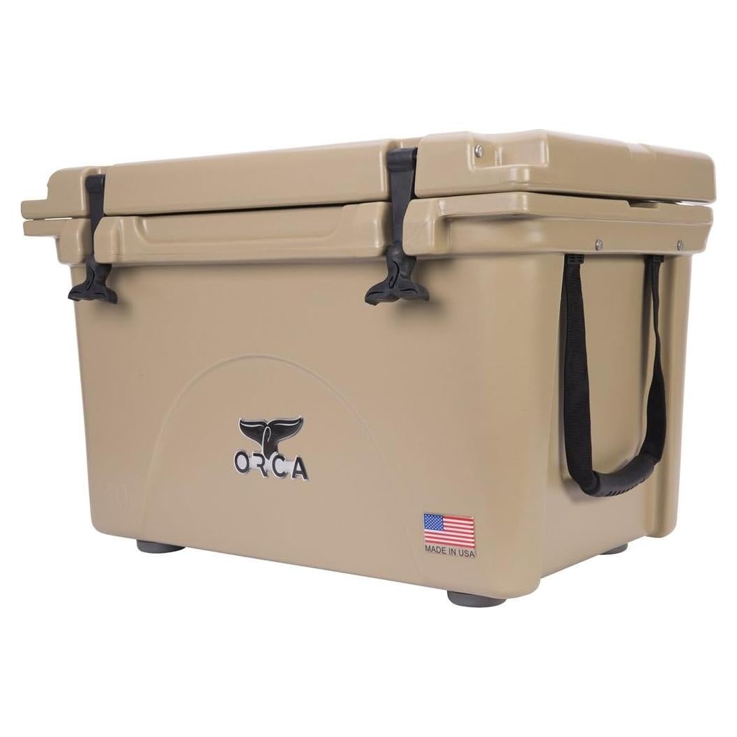 Cooler Orca 40qt Tan Aislado con Red de Carga