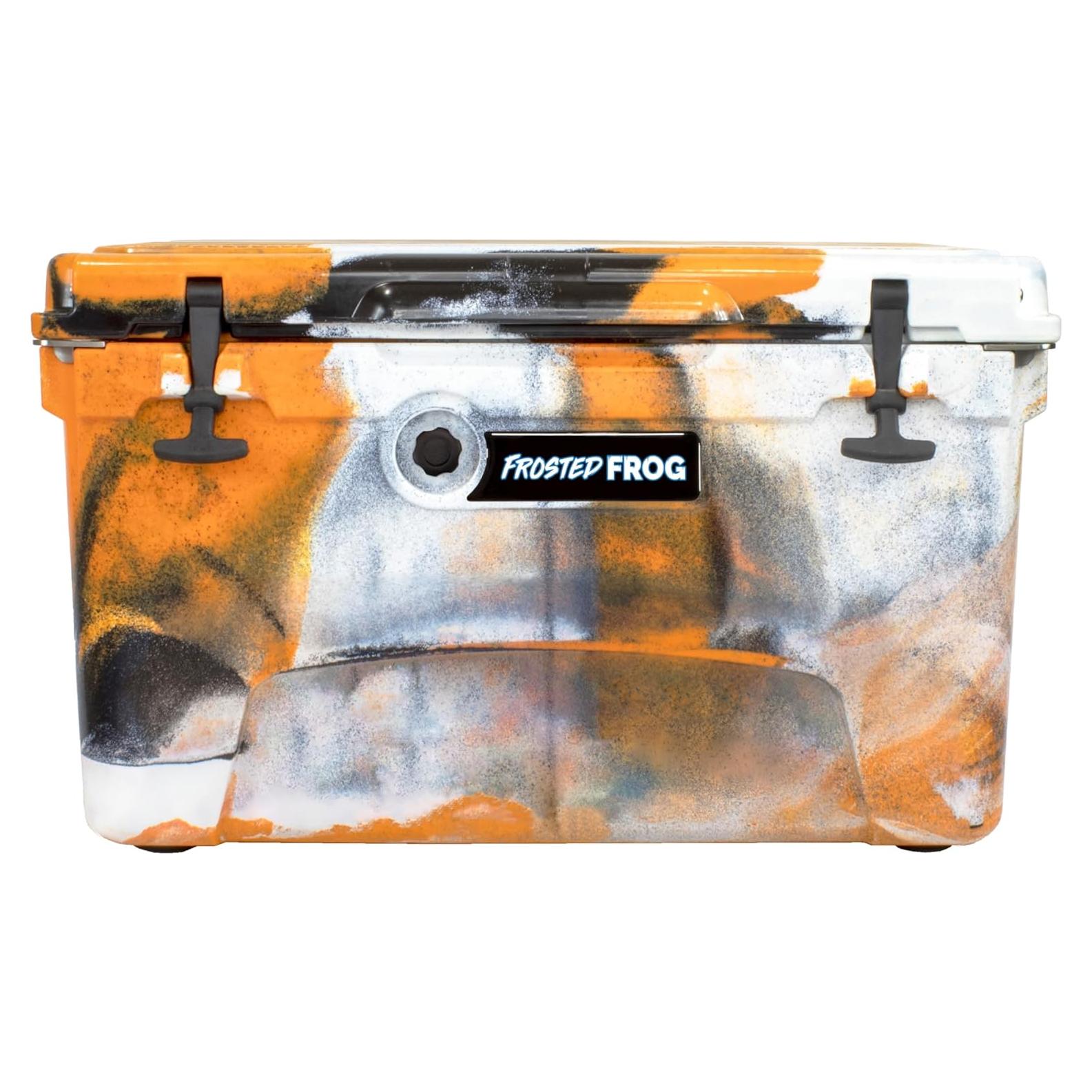 Caja de Hielo 45QT Frosted Frog Naranja Camo Aislada