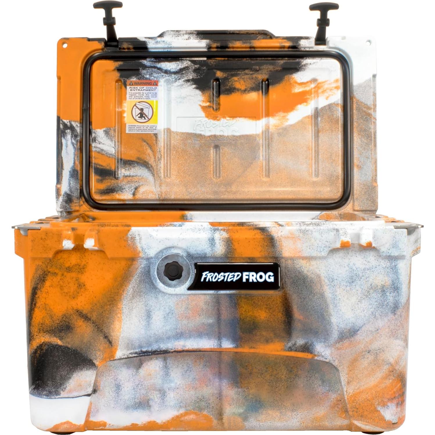 Caja de Hielo 45QT Frosted Frog Naranja Camo Aislada