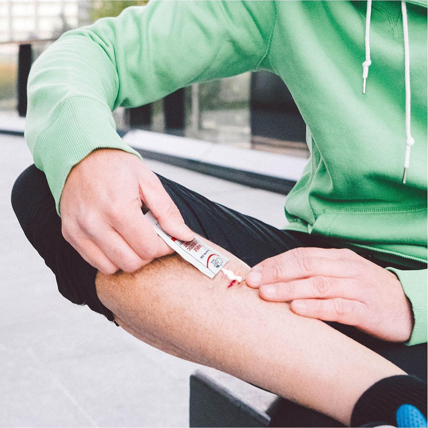 Kit de Primeros Auxilios Compacto CURAD 80 Unidades con Medicamentos