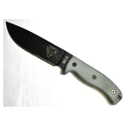 Cuchillo ESEE 6 con hoja parcialmente serrada y funda verde