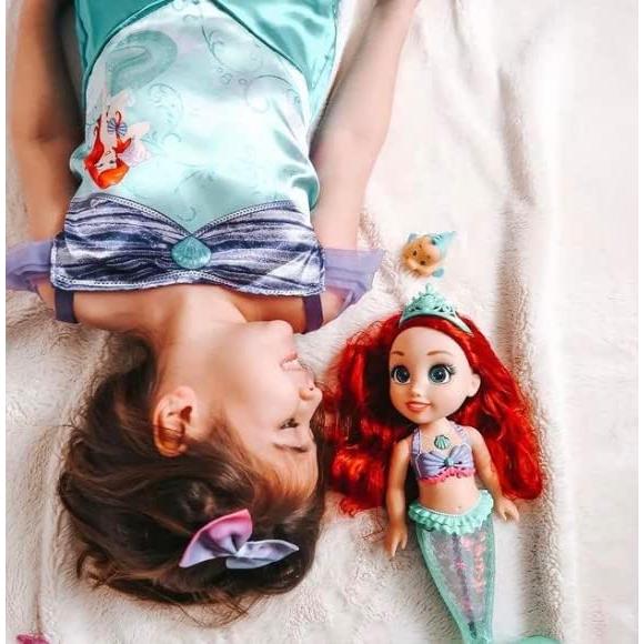 Muñeca Cantante Ariel Disney 35.56 cm con Flounder y Accesorios