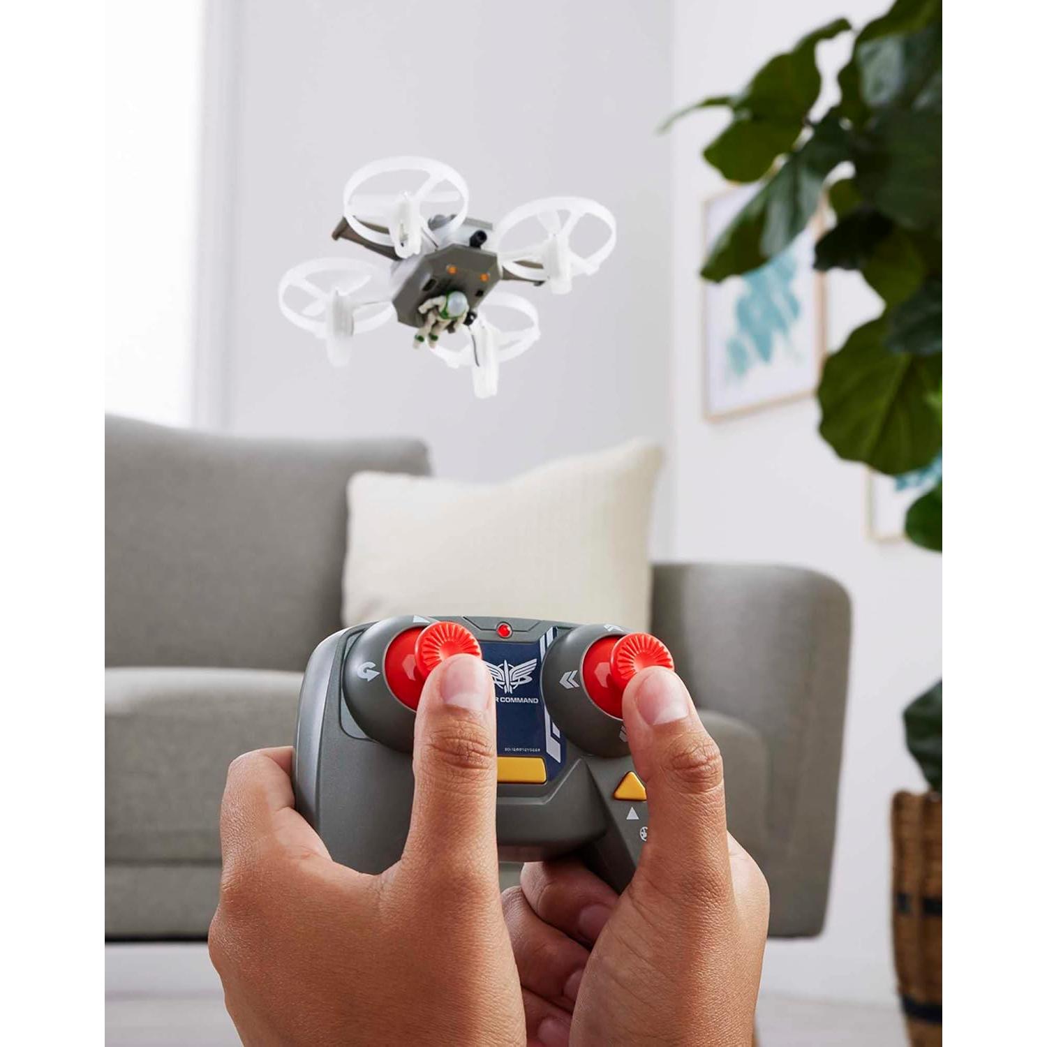 Jetpack R/C Space Ranger Hot Wheels con figura de Buzz 30.48 cm