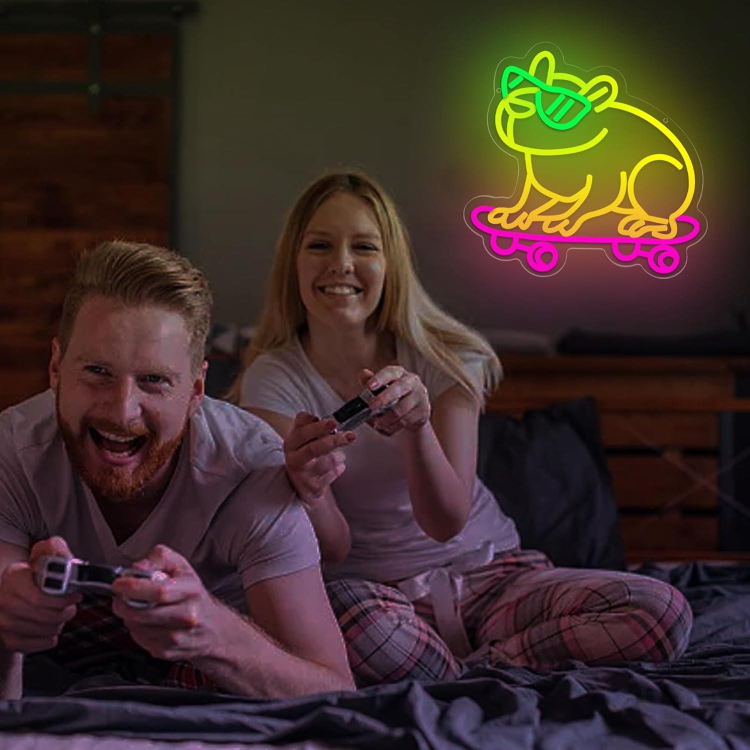 Luz de Neón LED Capibara Patinando 32.8x31.5 cm Attneon