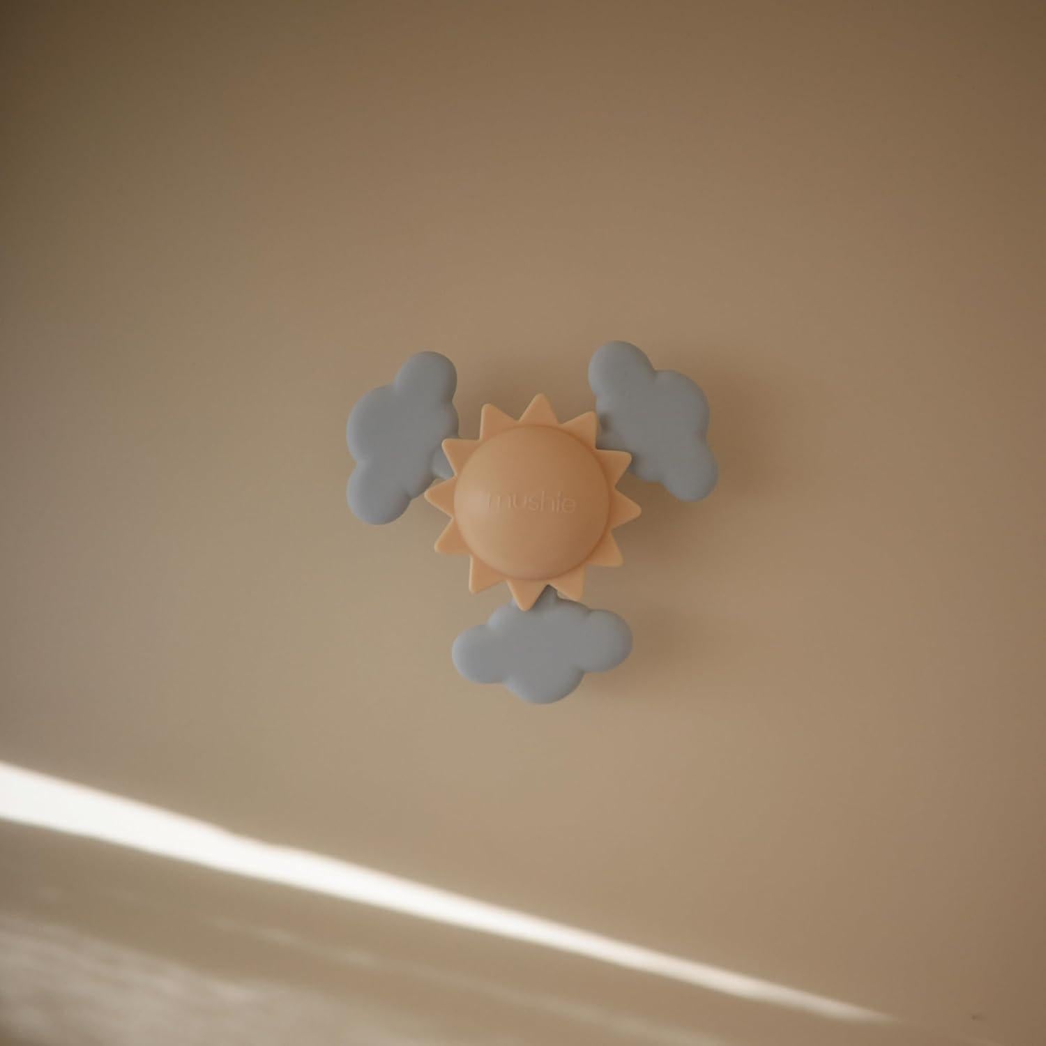 Juguete giratorio de succión Mushie Sunshine para baño 13.3 cm