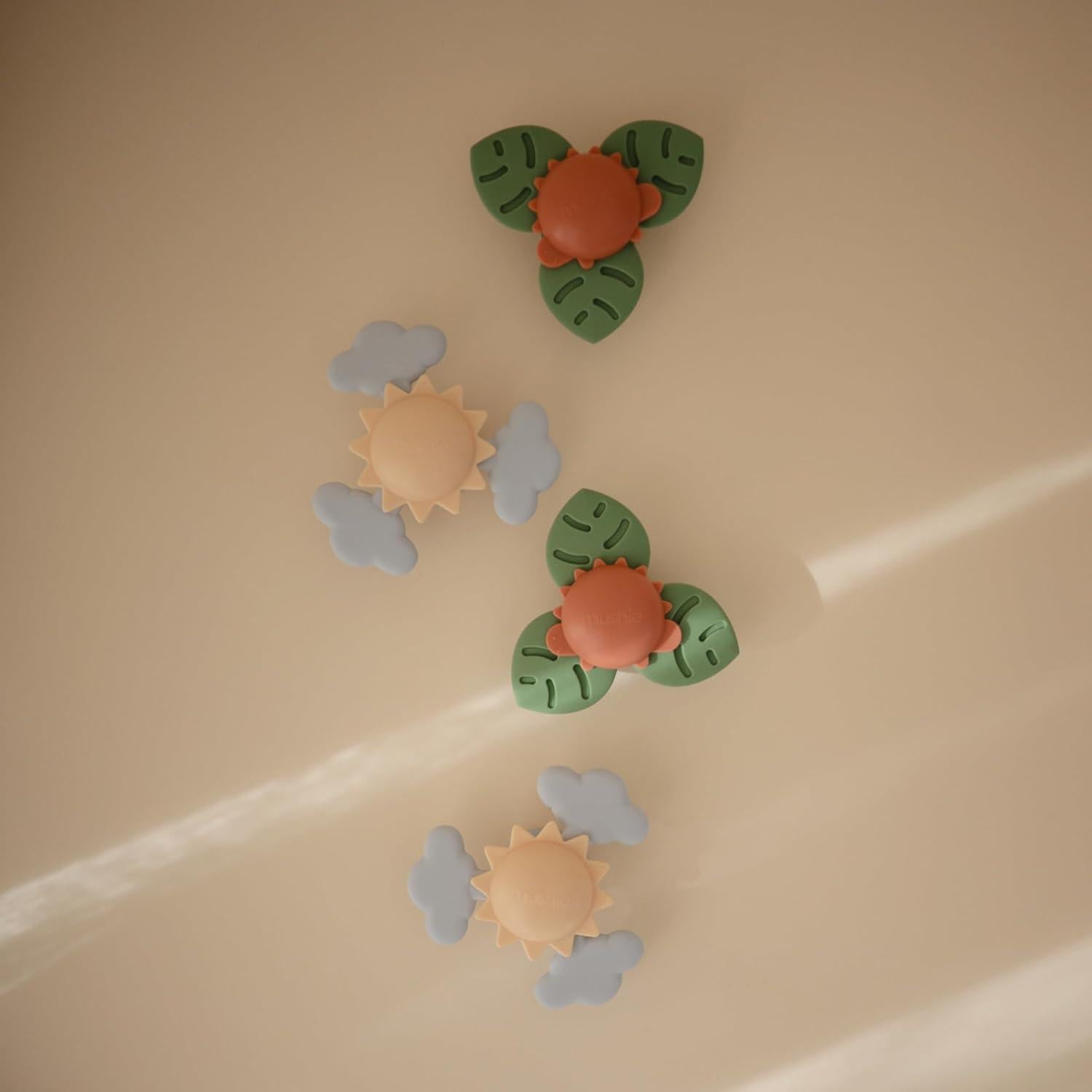 Juguete giratorio de succión Mushie Sunshine para baño 13.3 cm