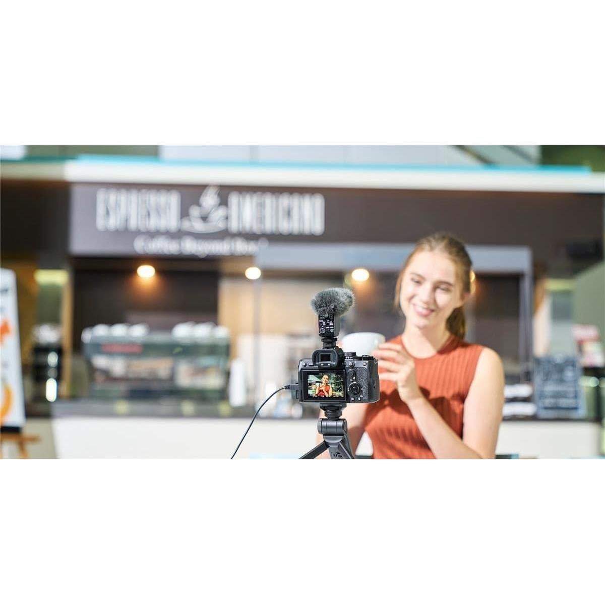 Cámara sin espejo Sony Alpha 7 IV con lente 28-70 mm