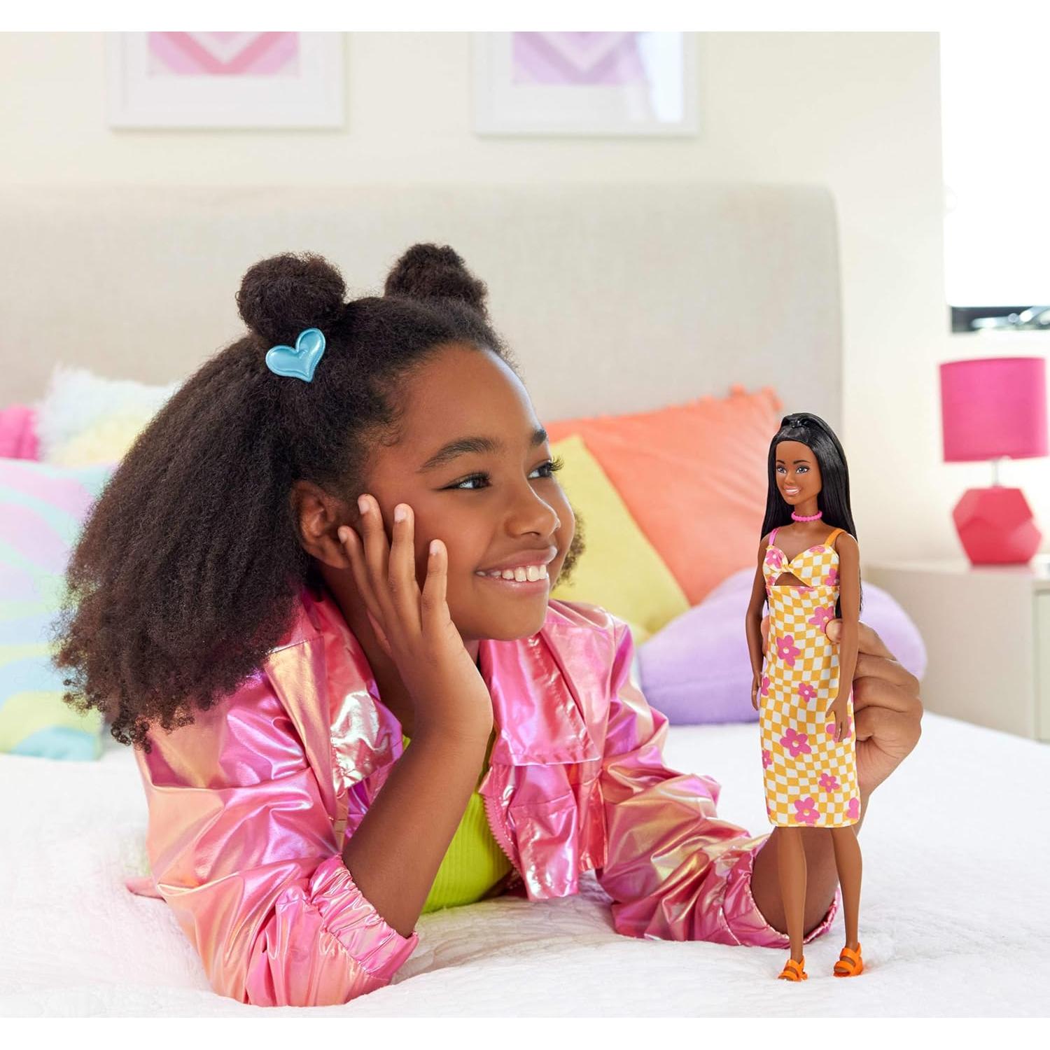 Muñeca Barbie Fashionistas #233 con vestido midi naranja y flores