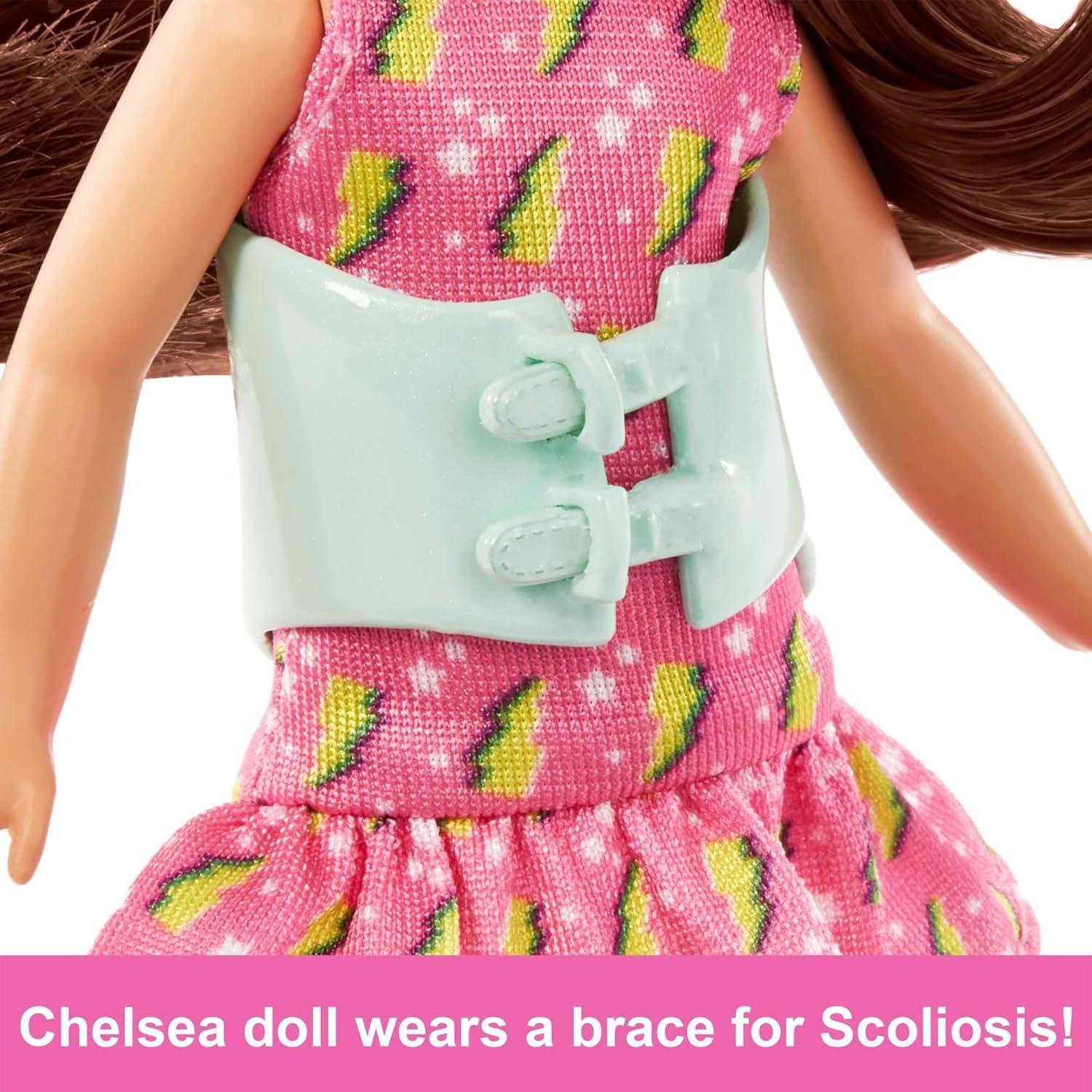 Muñeca Chelsea Barbie con Faja para Escoliosis - Mattel