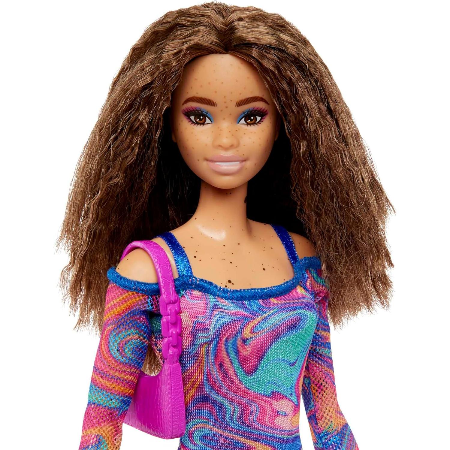 Muñeca Barbie Fashionistas #206 con cabello rizado y vestido arcoíris