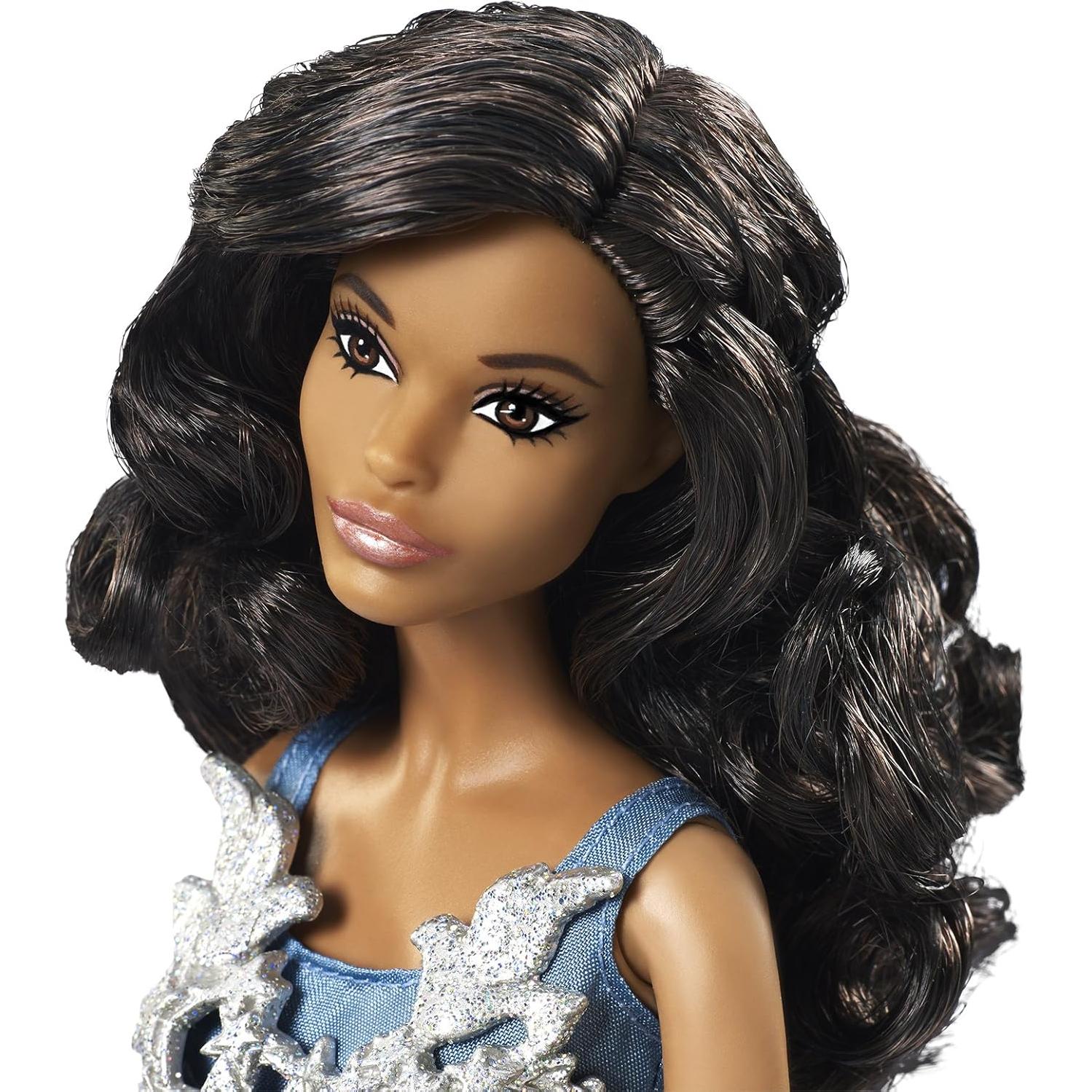 Muñeca Barbie Holiday 2016 Afroamericana con vestido azul