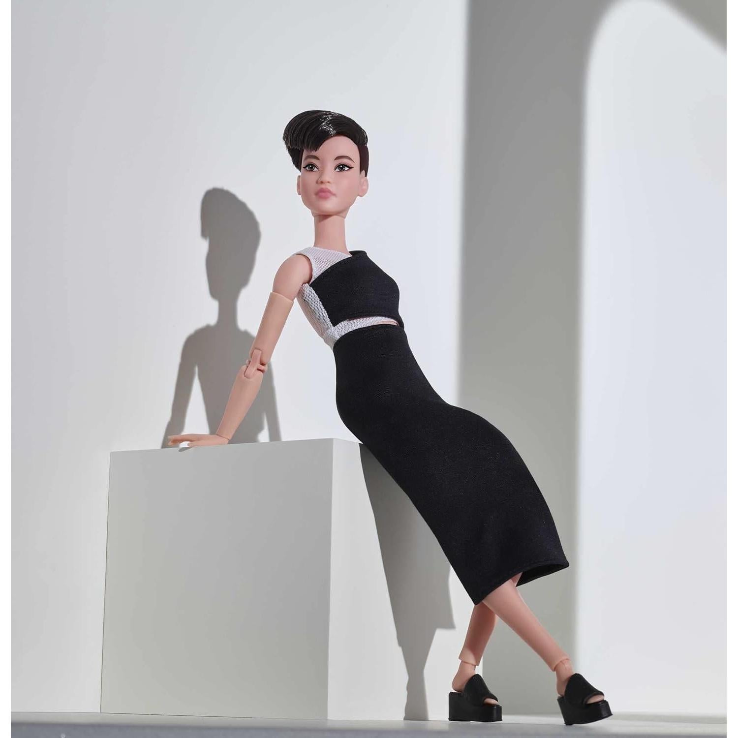 Muñeca Barbie Looks Signature Petite Corte Pixie Castaño