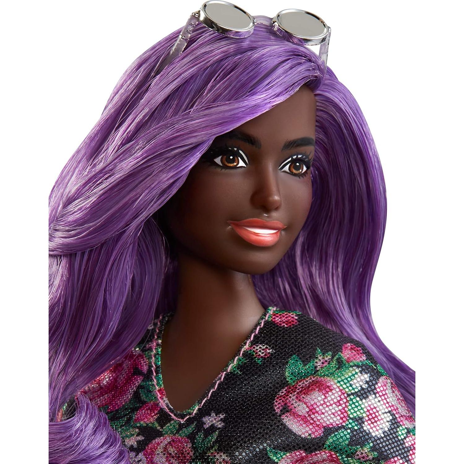 Muñeca Barbie Fashionistas con cabello púrpura y vestido floral