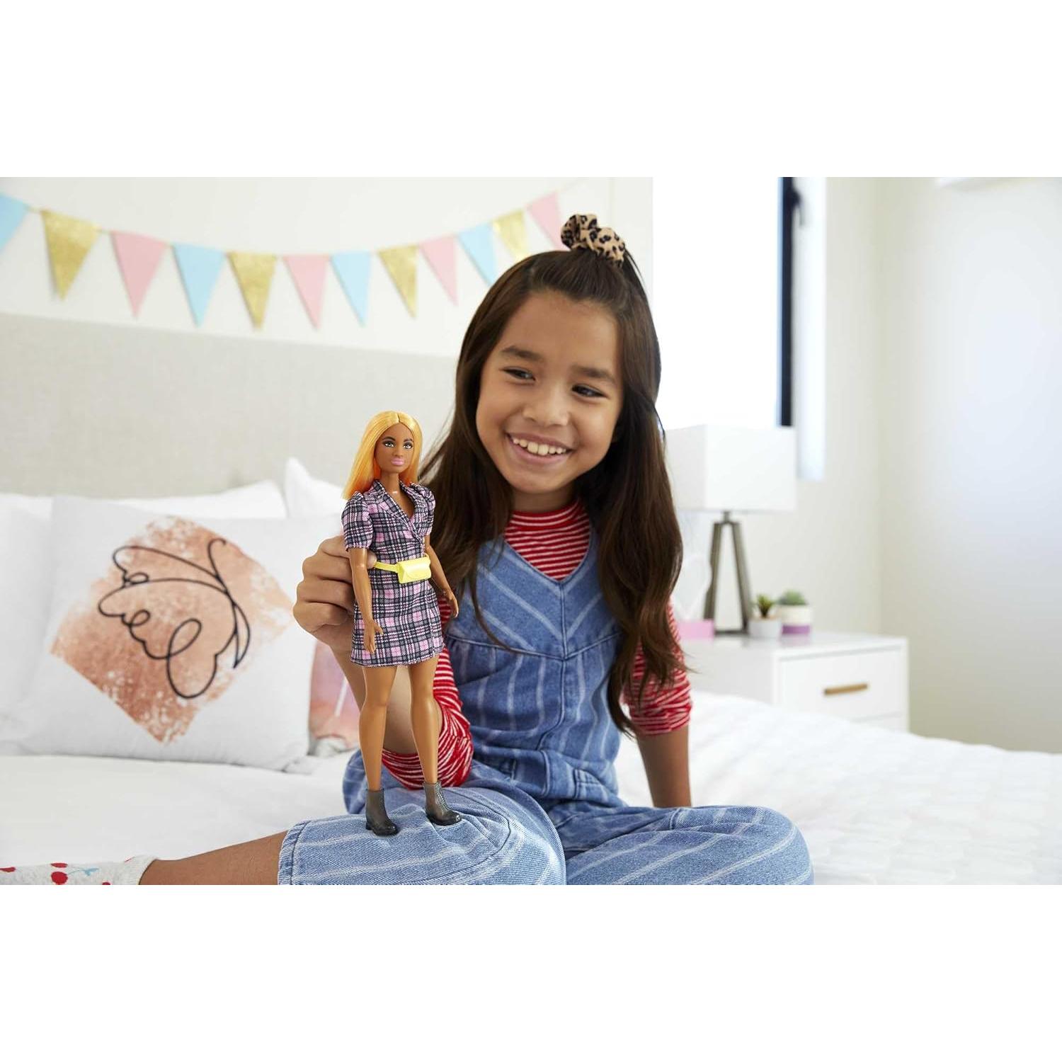 Muñeca Barbie Fashionistas #161 Curvy con vestido rosa y accesorios