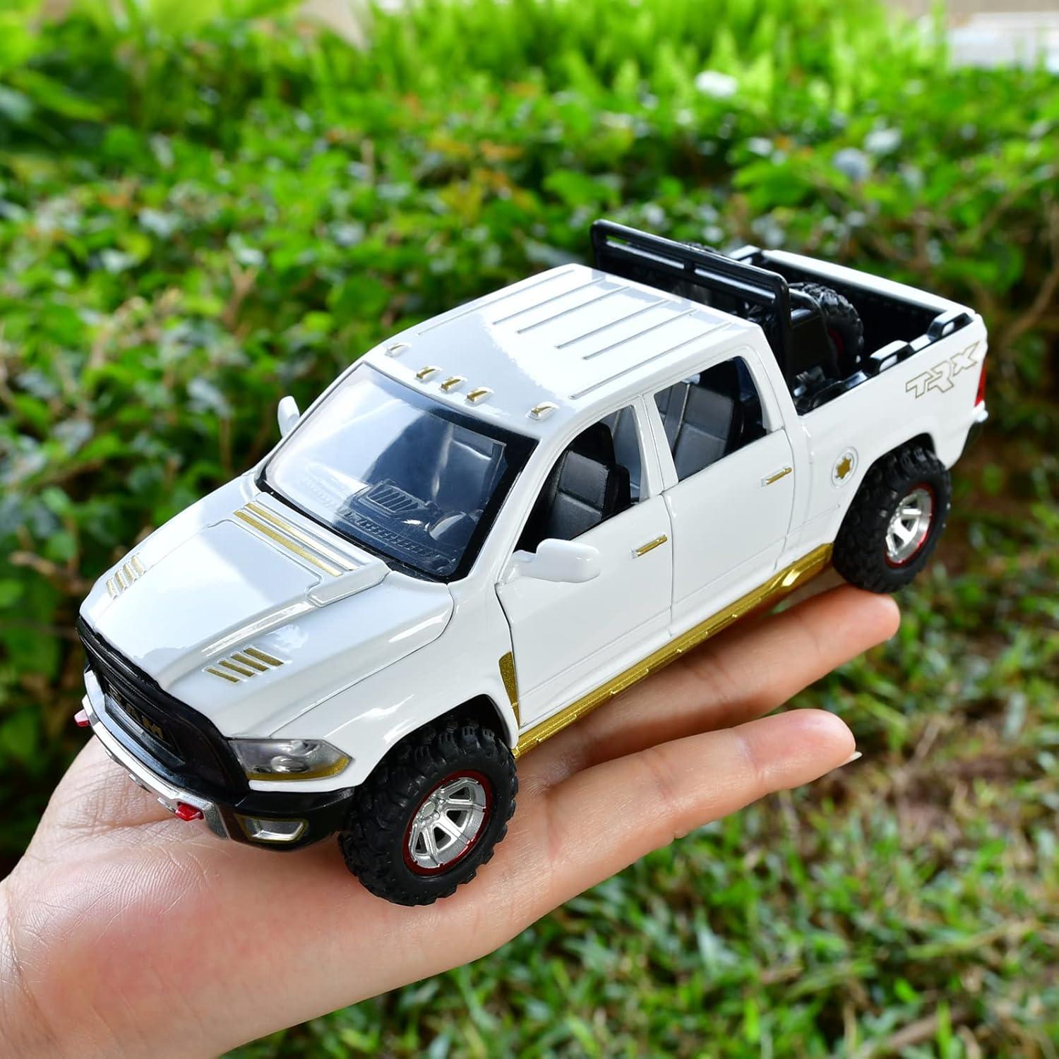 Camioneta RAM 1500 de Metal Fundido con Luces y Sonido