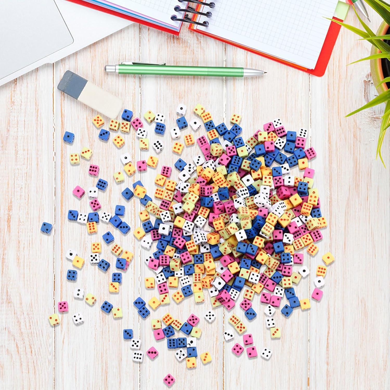 Set de 500 Mini Dados Acrílicos Poen 5mm en Caja Portátil