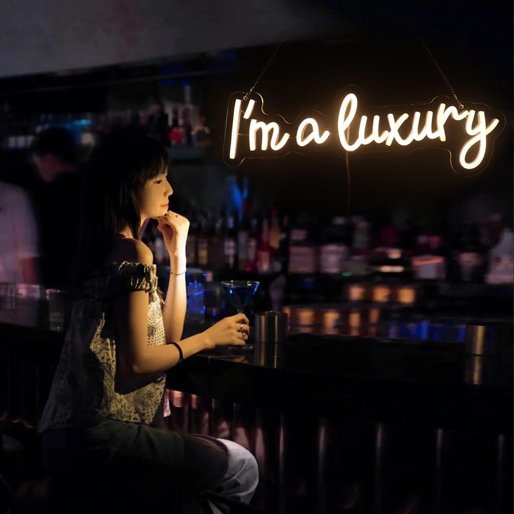 Letrero de Neón LED Soy un Lujo Nordstylee USB 35.56x30.48cm