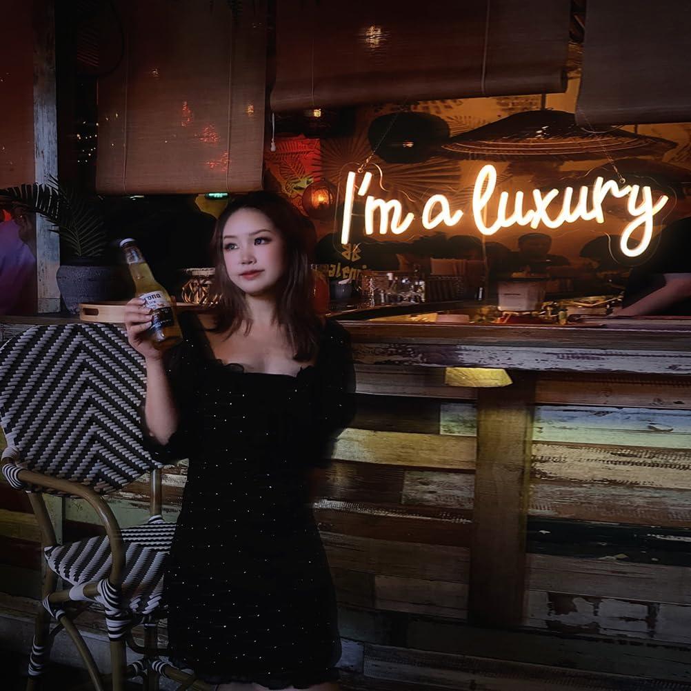 Letrero de Neón LED Soy un Lujo Nordstylee USB 35.56x30.48cm