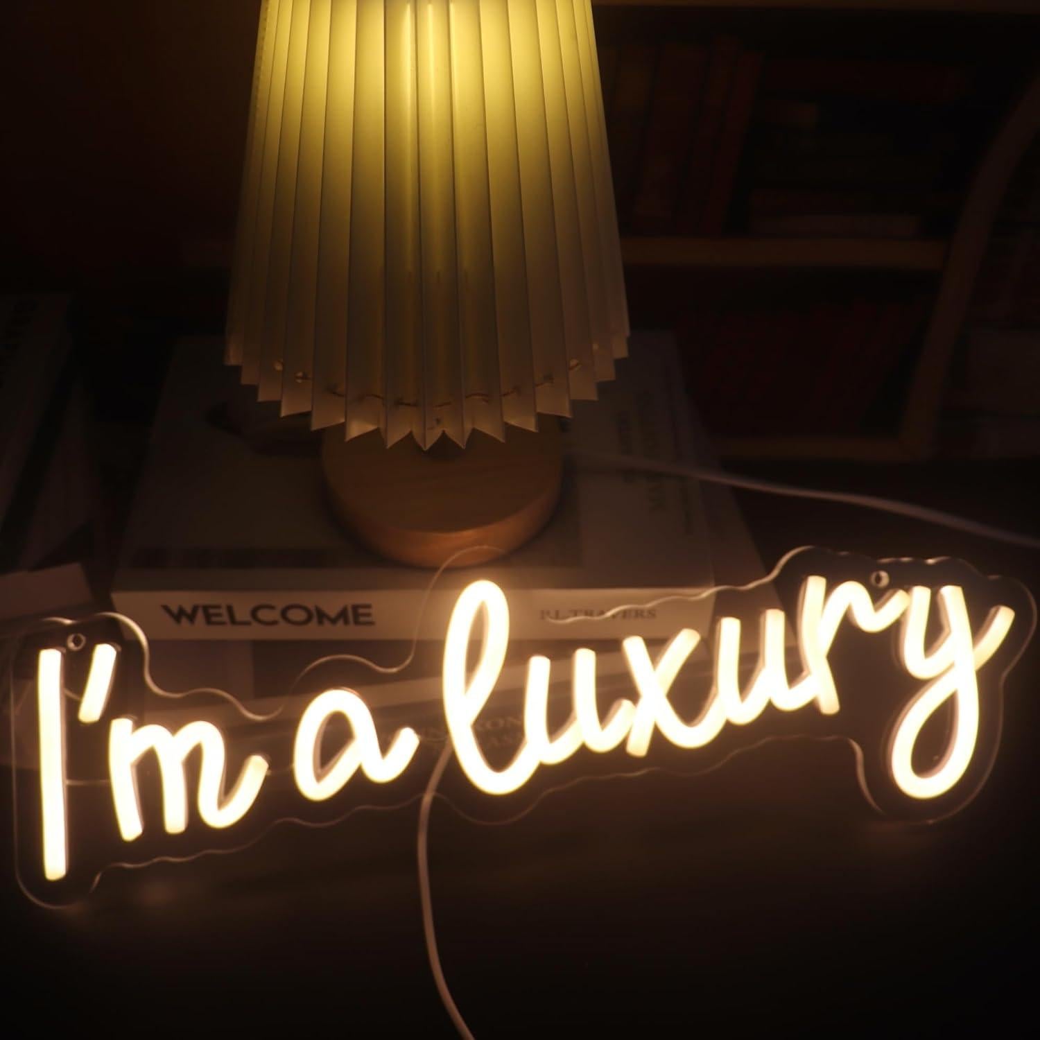 Letrero de Neón LED Soy un Lujo Nordstylee USB 35.56x30.48cm