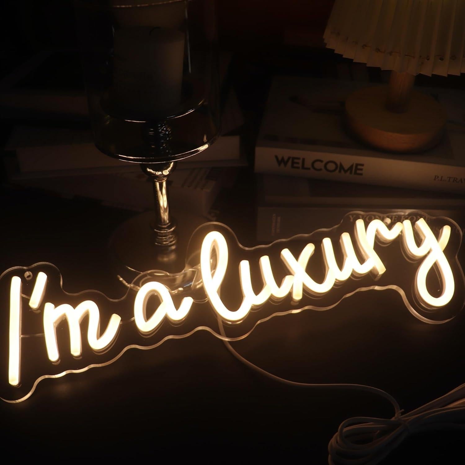 Letrero de Neón LED Soy un Lujo Nordstylee USB 35.56x30.48cm