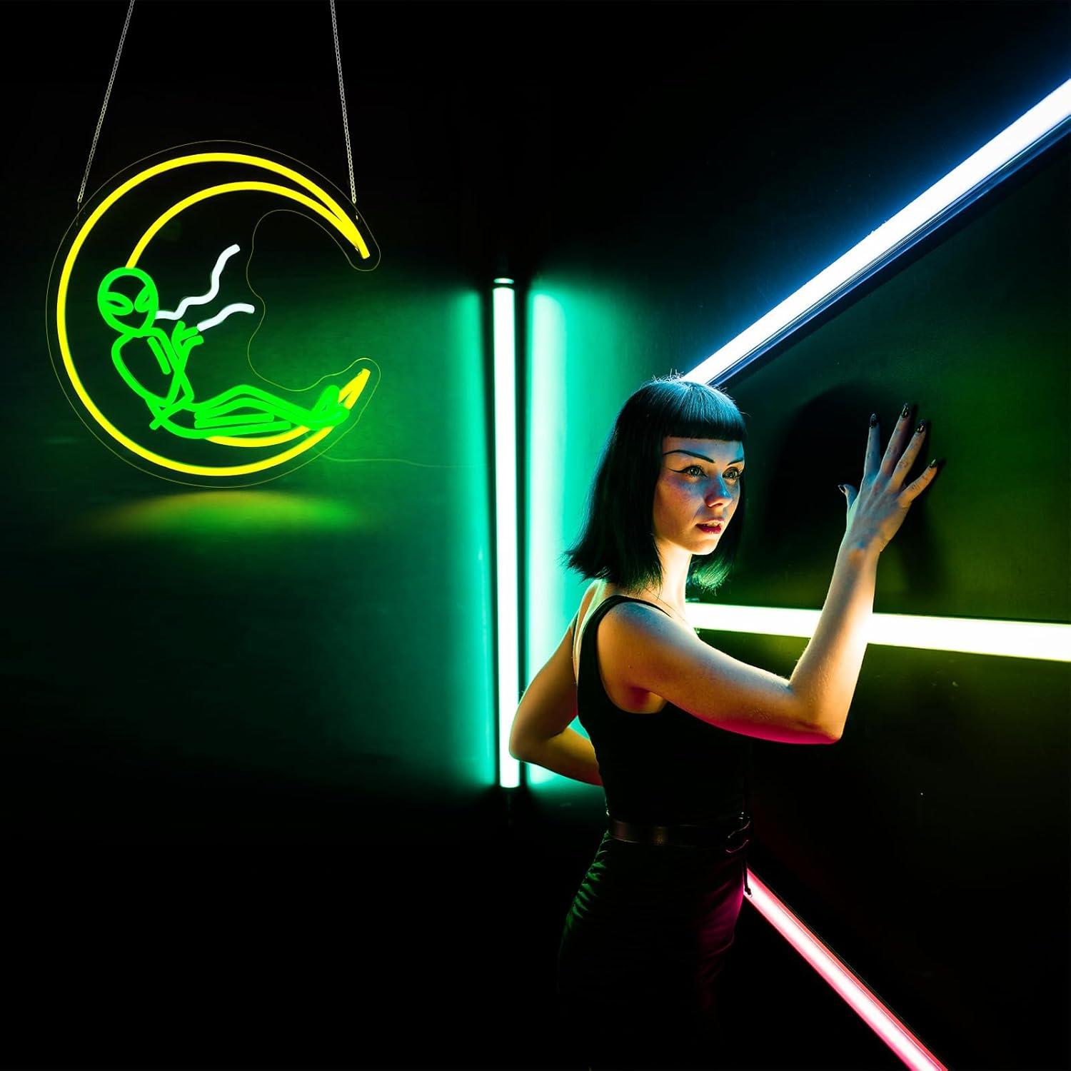 Luz de Neón LED Qetibwk Luna Alienígena Verde 39x25cm