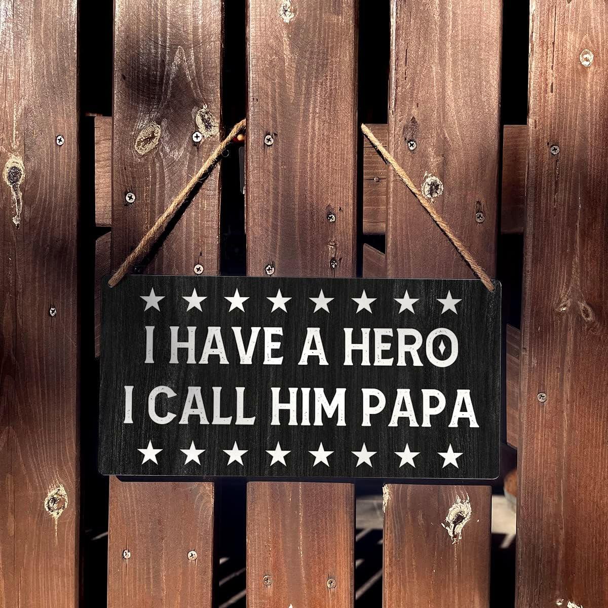 Letrero de Madera Qious Tengo un Héroe que Llamo Papá 30x15 cm