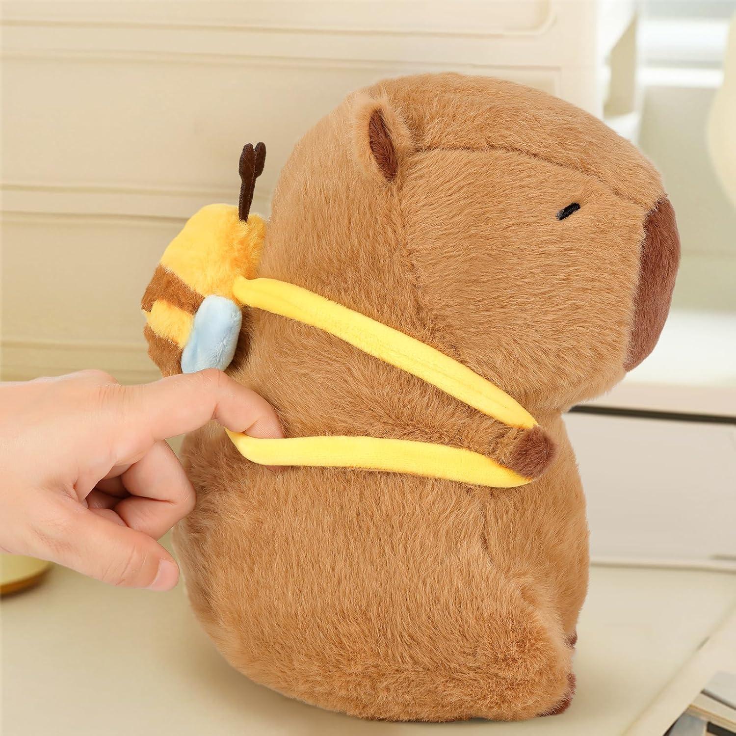 Peluche Capibara Ditucu con Mochila de Abeja 22 cm
