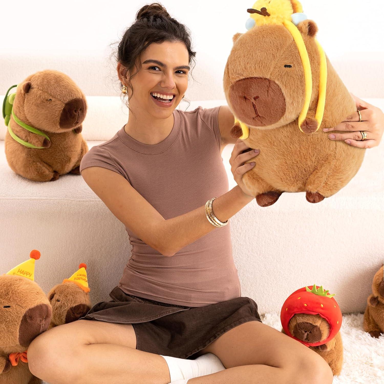 Peluche Capibara Ditucu con Mochila de Abeja 22 cm