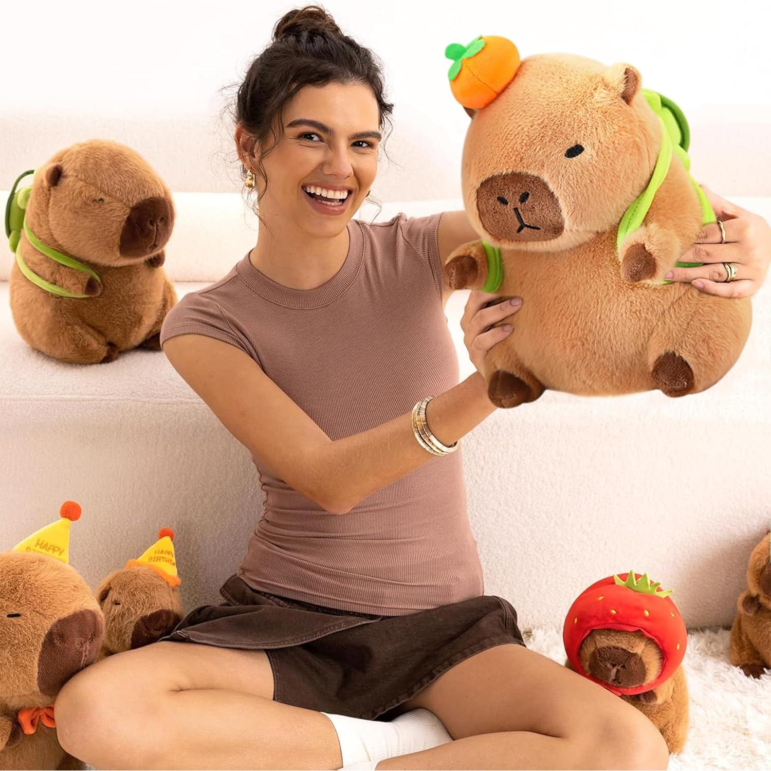 Cojín de Peluche Capibara Ditucu con Mochila Tortuga 28 cm