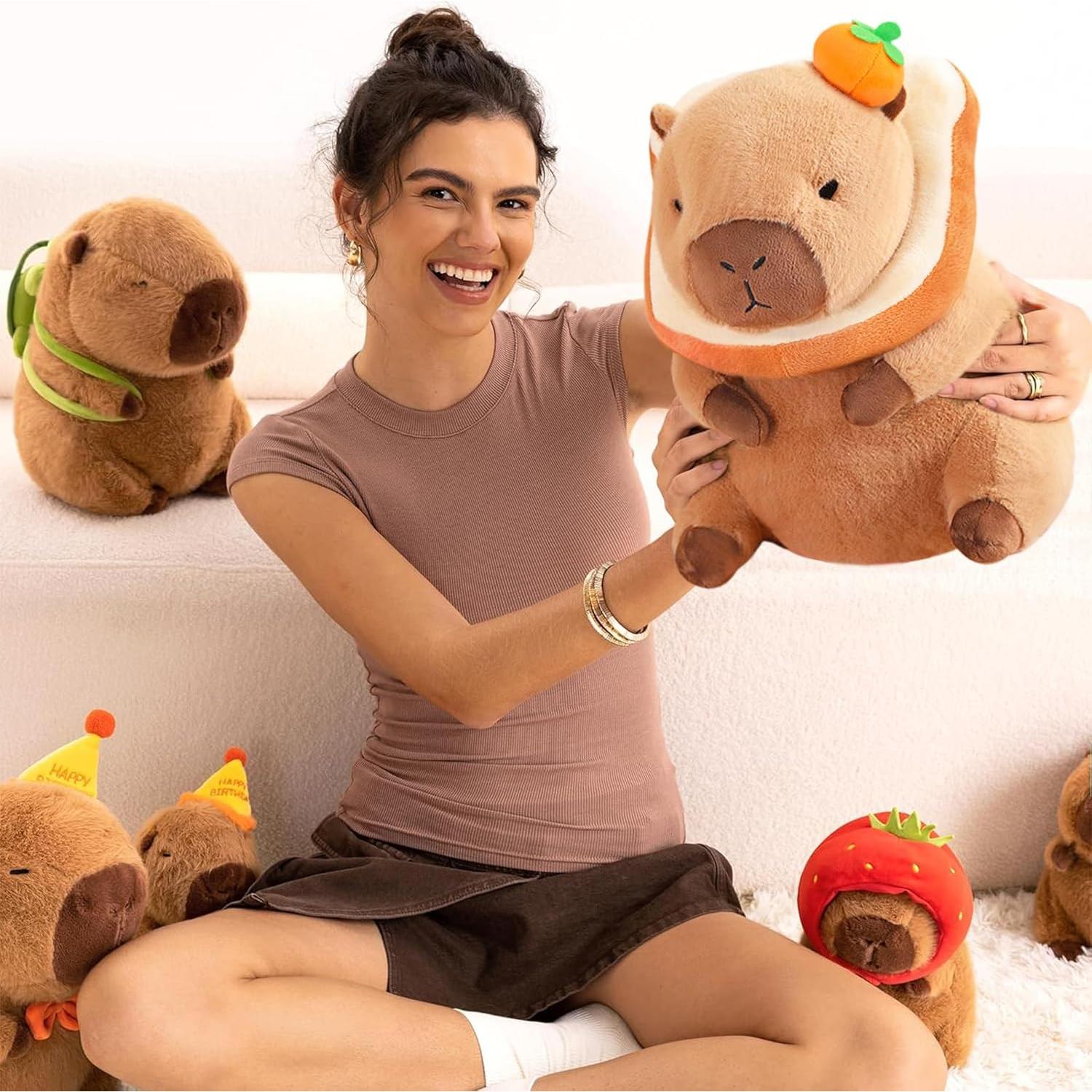 Cojín de Capibara Naranja Ditucu 34.8x25.4 cm con Tostada