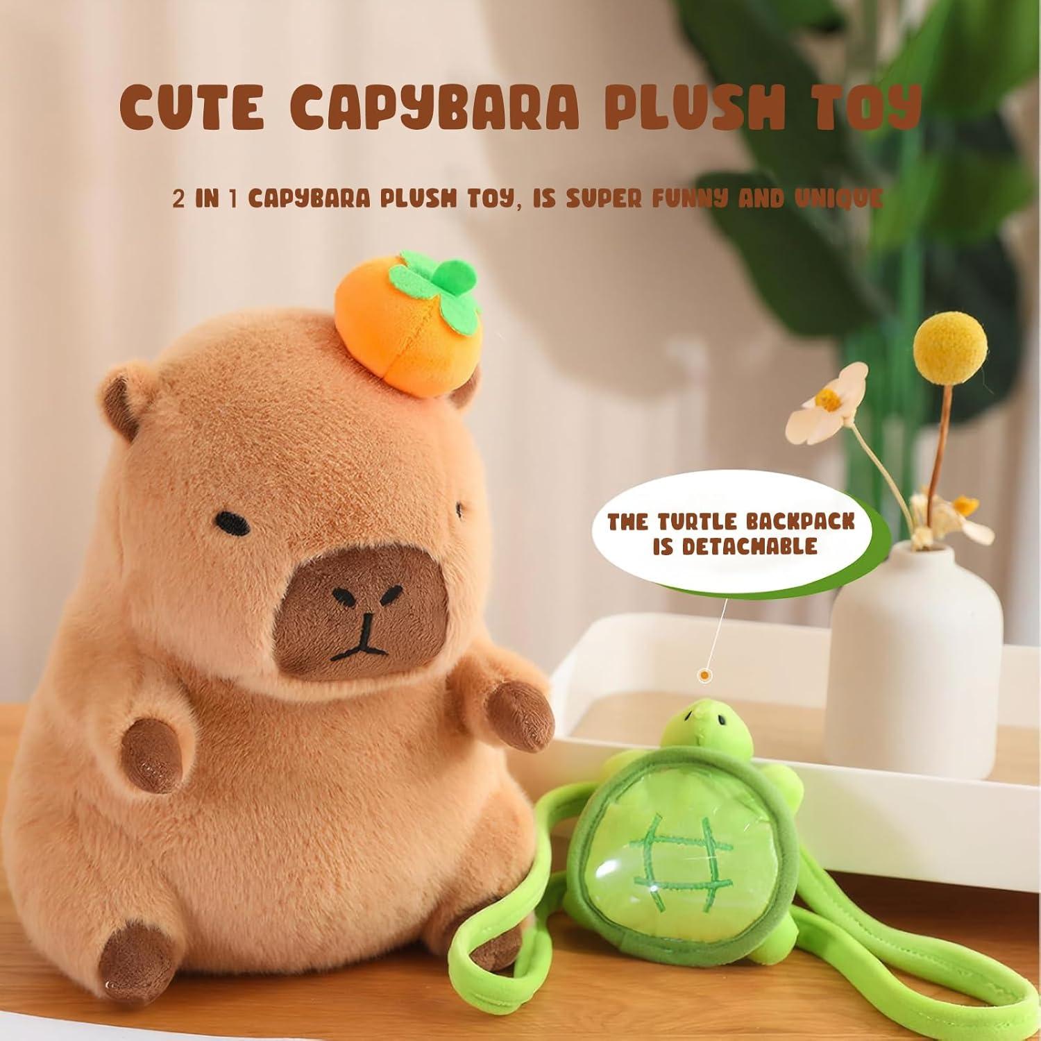 Cojín de Capibara Ditucu Naranja con Mochila Verde 34.8 cm
