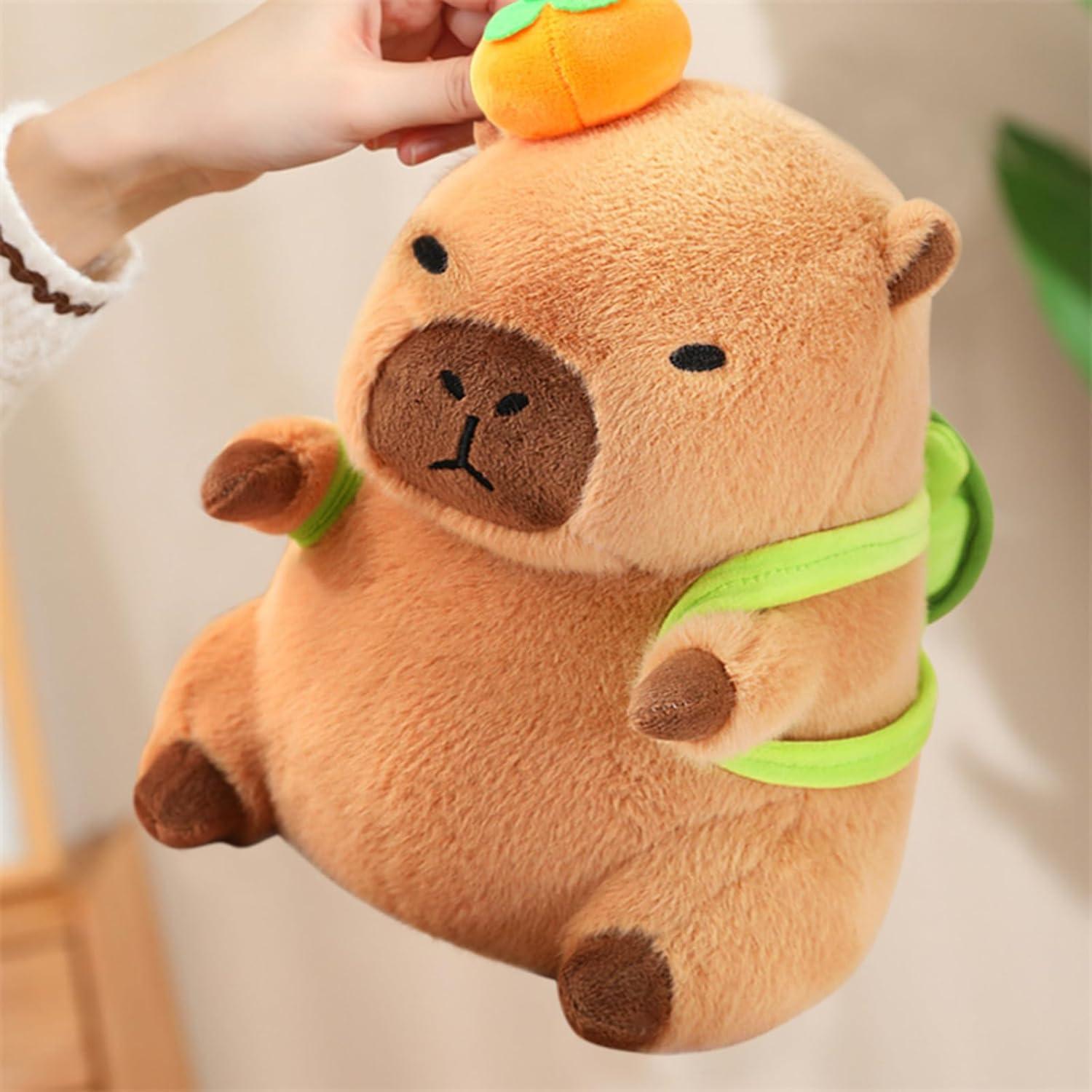 Cojín de Capibara Ditucu Naranja con Mochila Verde 34.8 cm