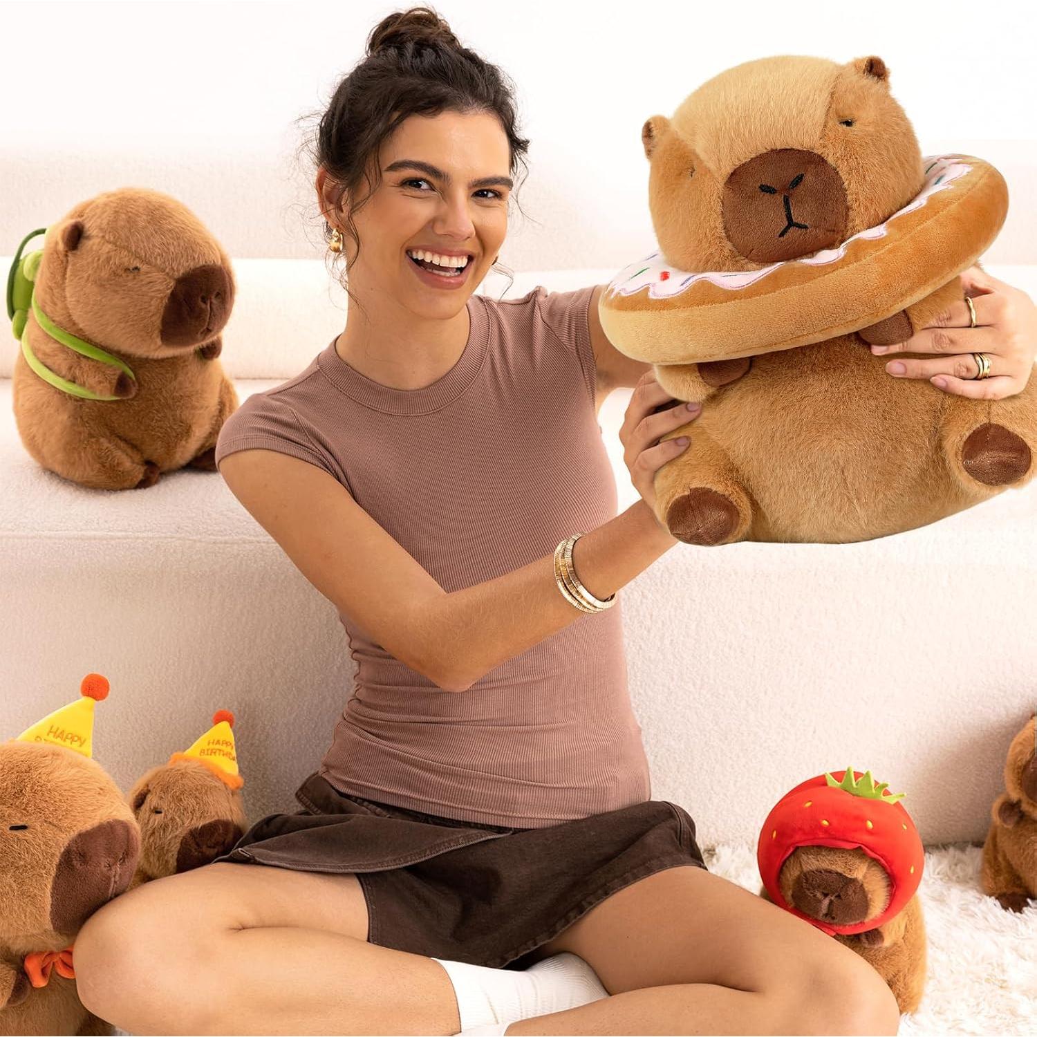 Almohada de Peluche Capibara Ditucu con Donut 27 cm